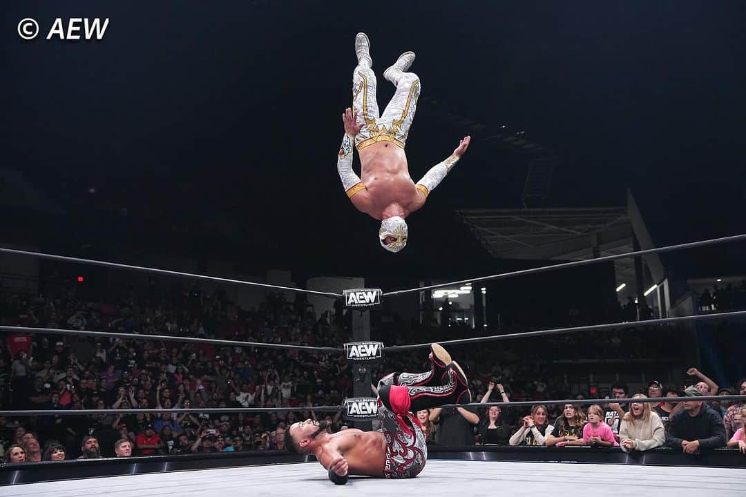 ロッキー・ロメロのインスタグラム：「Estas son las imágenes del impresionante duelo que protagonizaron Místico y Rocky Romero en AEW Rampage en el Fort Bend Country Epicenter en Rosenberg, Texas, donde El Rey de Plata y Oro venció al polémico “Azúcar”.  📸 @aew   #CMLL #LuchaLibre #AEW #Wrestling #follow」