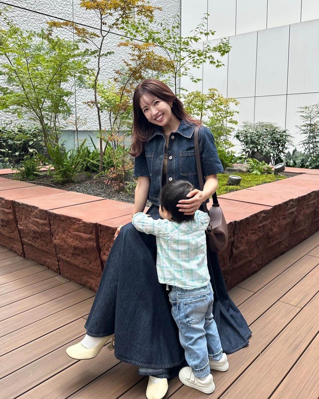 舟山久美子（くみっきー）のインスタグラム：「この日は息子とデート🫶  ましゅ君が出張中なので、ちぇちぇくんと朝ごはんが美味しいホテルでまったりして来ました🙏  今回お伺いした、日本橋プレミアさんの朝食は、金沢の料亭”浅田屋”さんが”日本橋浅田”として朝食をいただけて、金沢に行かなくても、料亭の朝ごはんが頂けるんです❣️贅沢🤤  ビュッフェ形式で小鉢に盛り付けられていたのでちぇちぇくんとシェアしながらいろんなものが食べれました🍚  今回ステイしたお部屋は、広々としていて、黒を基調としたラグジュアリーな空間で新鮮！ 部屋の細部に江戸切子や江戸らしさが溢れるていたので、改めて日本の良さに触れれた🥰  夜は9階にあるBAR松へ ✨ この日は暑かったのでご褒美ビールを♡ふふ  日本橋プレミアでは大浴場もあるし、チェックアウトも12:00なのでゆっくり過ごせるのがとても魅力的でした✨  吹き抜けの中庭も広々していて、ちぇちぇくんはずーっとぐるぐる走って楽しそうでなにより🙆‍♀️♡  そして、この度三井ガーデンホテルのスペシャルアンバサダーに就任させていただきました🌼 また三井ガーデンホテルの魅力を紹介できたら...と思います☺️  #三井ガーデンホテル #mitsuigardenhotel #pr」