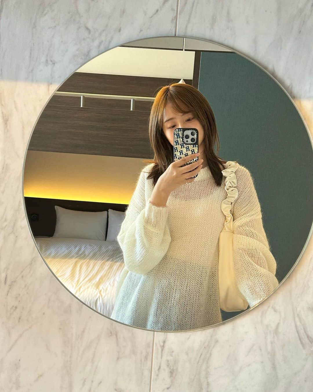 のインスタグラム：「ふわふわニットずーーっと欲しくて @apartbylowrys のモヘアニットは 理想のふわふわ具合だった🤍  #fashion #ootd #outfit #コーデ #今日のコーデ #私服 #ニット #モヘアニット #大人かわいい #フェミニン #白ニット #私服」