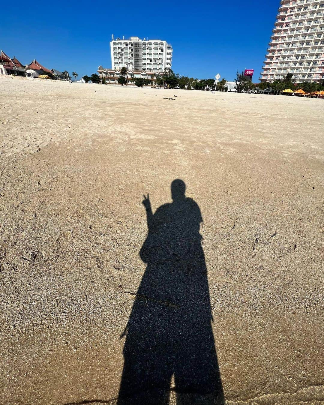 YURIさんのインスタグラム写真 - (YURIInstagram)「🌺OKINAWA🌺 🌊🌴best of Sunset Beach #記録  滞在中毎日真っ青な Nothin but blue skies and beautiful blue n green beach  綺麗な空と海で完璧だった throughout my stay🤟🏼  修学旅行生達がキャピキャピだった😆  #沖縄 #記憶 #기록 #오키나와 #sunsetbeach #okinawa #japan #japanisbeautiful」10月21日 15時48分 - divafreshyuri