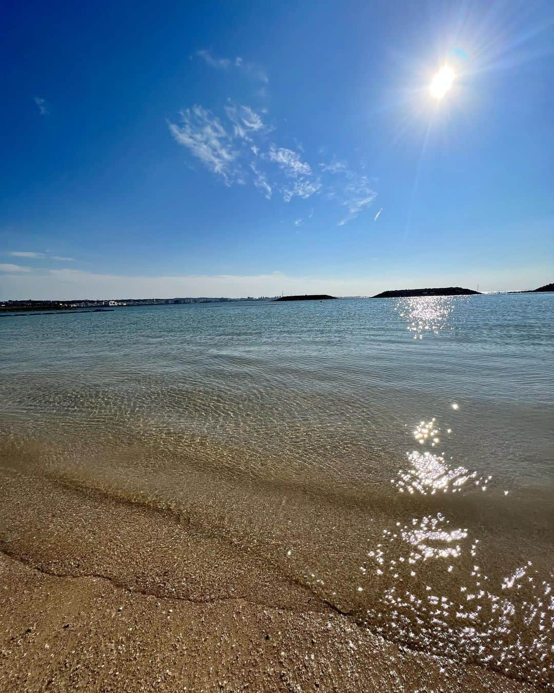 YURIのインスタグラム：「🌺OKINAWA🌺 🌊🌴best of Sunset Beach #記録  滞在中毎日真っ青な Nothin but blue skies and beautiful blue n green beach  綺麗な空と海で完璧だった throughout my stay🤟🏼  修学旅行生達がキャピキャピだった😆  #沖縄 #記憶 #기록 #오키나와 #sunsetbeach #okinawa #japan #japanisbeautiful」