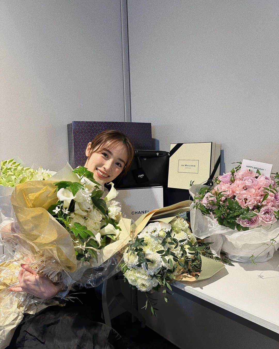 泉里香さんのインスタグラム写真 - (泉里香Instagram)「メッセージやコメント お花やプレゼントをくださった皆様、 本当にありがとうございました💐💝 #birthday」10月21日 15時49分 - rika_izumi_