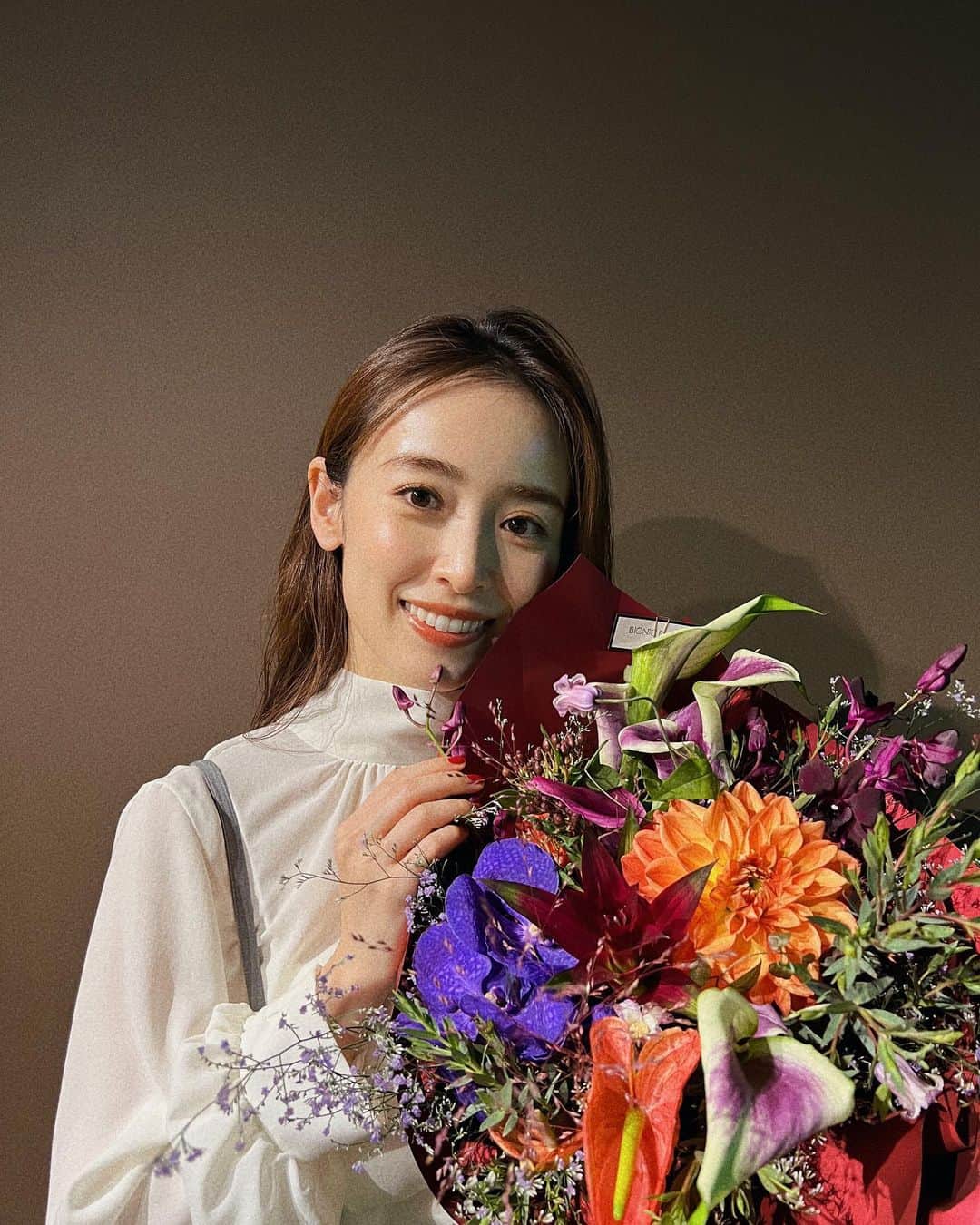 泉里香のインスタグラム：「メッセージやコメント お花やプレゼントをくださった皆様、 本当にありがとうございました💐💝 #birthday」
