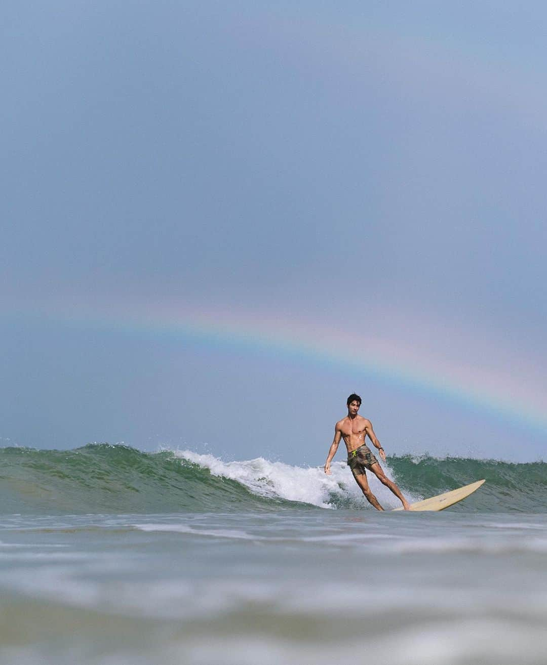 八代健さんのインスタグラム写真 - (八代健Instagram)「Just another beautiful rainbows day in Khaolak 🌈🤍 19.10.2023 #surf #beachlife #memoriesbeachbar  lens @maxmillion.surf」10月21日 15時49分 - kenyashiro