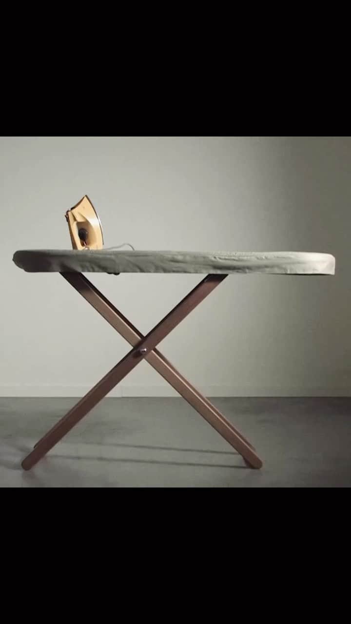 デザインハウス ストックホルムのインスタグラム：「Förhandsboka ditt numrerade och signerade exemplar på designhousestockholm.com!   Anna Kraitz har förvandlat strykbrädan till elegant inredningsobjekt. Cinderella fungerar lika väl som bordsyta för hemmakontoret och som serveringsbord. Haka ner ett steg och vips blir Cinderella ett soffbord. Res hela vägen upp till ett ståbord för alla slags uppgifter, eller lika gärna fyllt med blommor och andra sköna ting. Givetvis är Cinderella också redo när det är dags att stryka.」