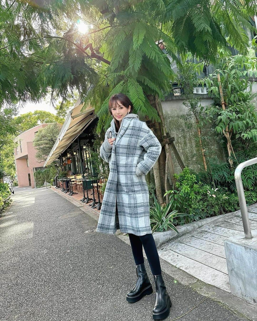 桃華絵里のインスタグラム：「だんだん寒くなってきた🐘🩶 かな？  #mocoas #ootd #アウターコーデ」