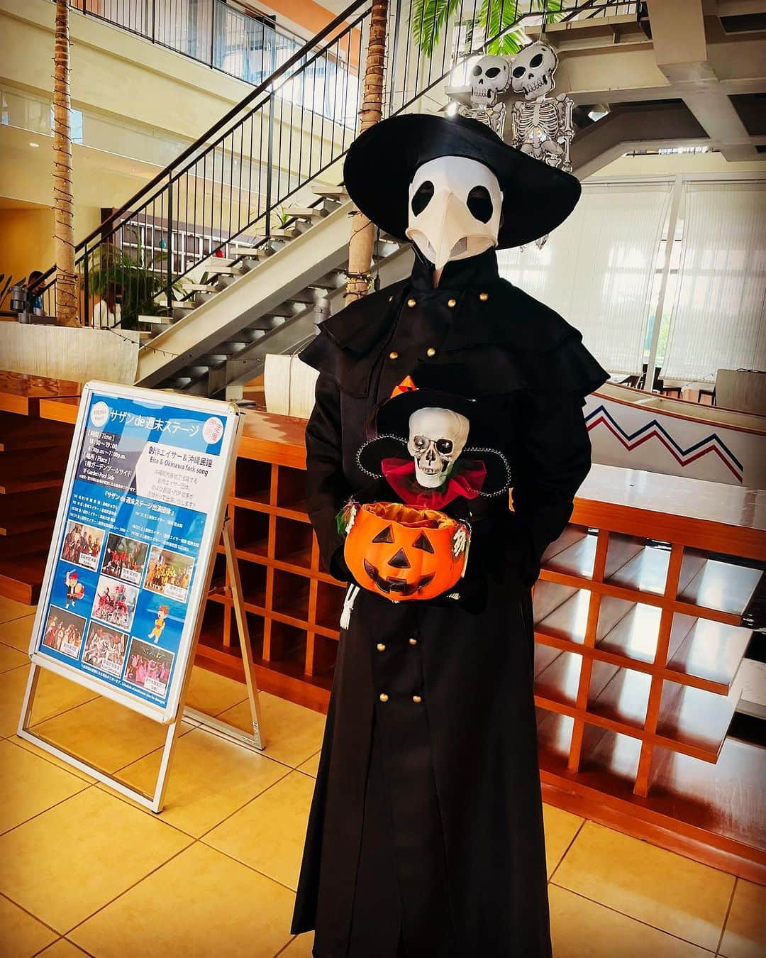 サザンビーチホテル＆リゾート沖縄のインスタグラム：「今日から10/31まで、 クロウがハロウィンお菓子を配っています🎃  時間は不規則で 1階ロビー、2階ロビー、10階ラウンジ、レストラン等に出没しますので、 勇気を出して「トリック　オア　トリート」と 言ってみてください✨ 一緒に撮影も可能です📸  ハッピーハロウィン👻  #サザンビーチホテル　#サザンビーチホテルアンドリゾート沖縄  #ハロウィン #トリックオアトリート #サービス #ラムネ #金平糖 #嬉しい #プレゼント#沖縄 #糸満 #Okinawa #Hotel #Resort #Travel #ItomanCity  #SouthernBeachHotel #Vacation #Sea #Halloween #trickortreat #할로윈 #트릭오어트리트 #서던비치호텔 #오키나와」