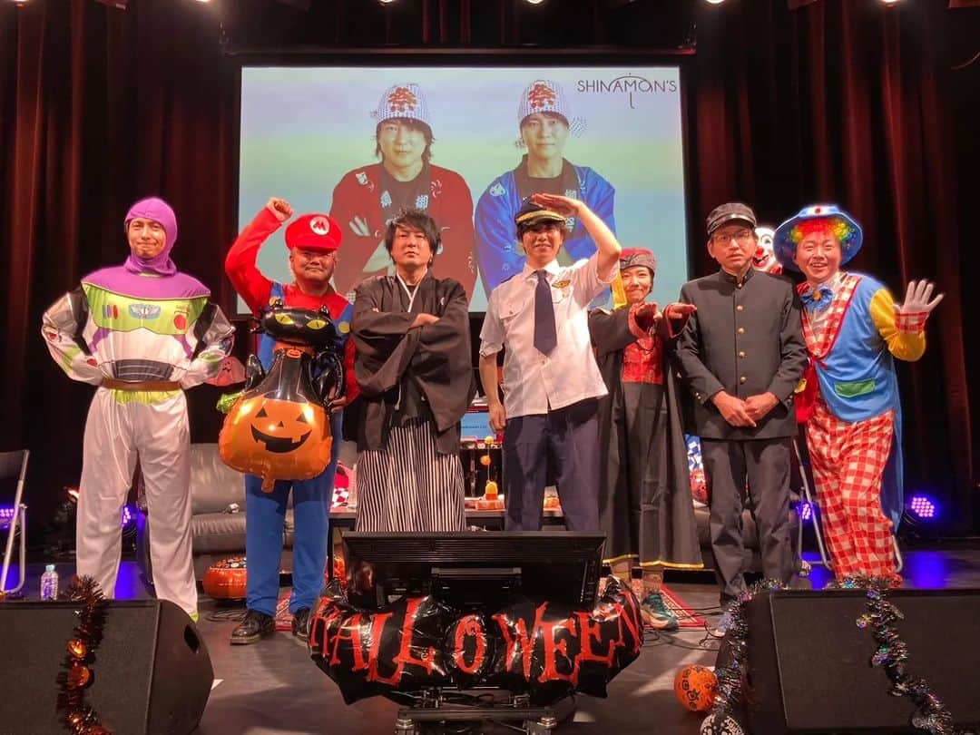 磯貝サイモンのインスタグラム：「シナモンズ3年ぶりのライブありがとうございました！相も変わらずのおふざけ具合、後半はしっかりカラオケも歌いまくり。サプライズでゲストもたくさん遊びに来てくれて、気付いたら写真のような有様に。  今回のテーマは「しりとり」でいこうと決めてました。でも普通にやるだけじゃアレだし…何かエンタメ性を持たせなくては、と頭を悩ませていたのはなんだったのかというくらい、いざ本番やってみると椎名チームがしりとり激弱過ぎて(笑)、途中から台本が意味を成さなくなってからは、全て司会のウラハラ（村原康介）の手柄です！  磯貝チームからは、HGYMより岡田梨沙＆はまちゅんがサプライズ登場してくれました！お忙しい中本当にすいません(^_^;)  しりとり（途中からはマジカルバナナ）は磯貝チーム完勝で、賞品として、HGYMライブに椎名慶治が出演権を獲得しました♪来年あたりに検討してまいります。たっぷり歌ってもらいましょう！！  そんな僕はもう仙台に来てます。今夜19時から仙台ファシュタにてアンプラグドライブ！ツアー「Simon's Little Town 4」再開です♪」