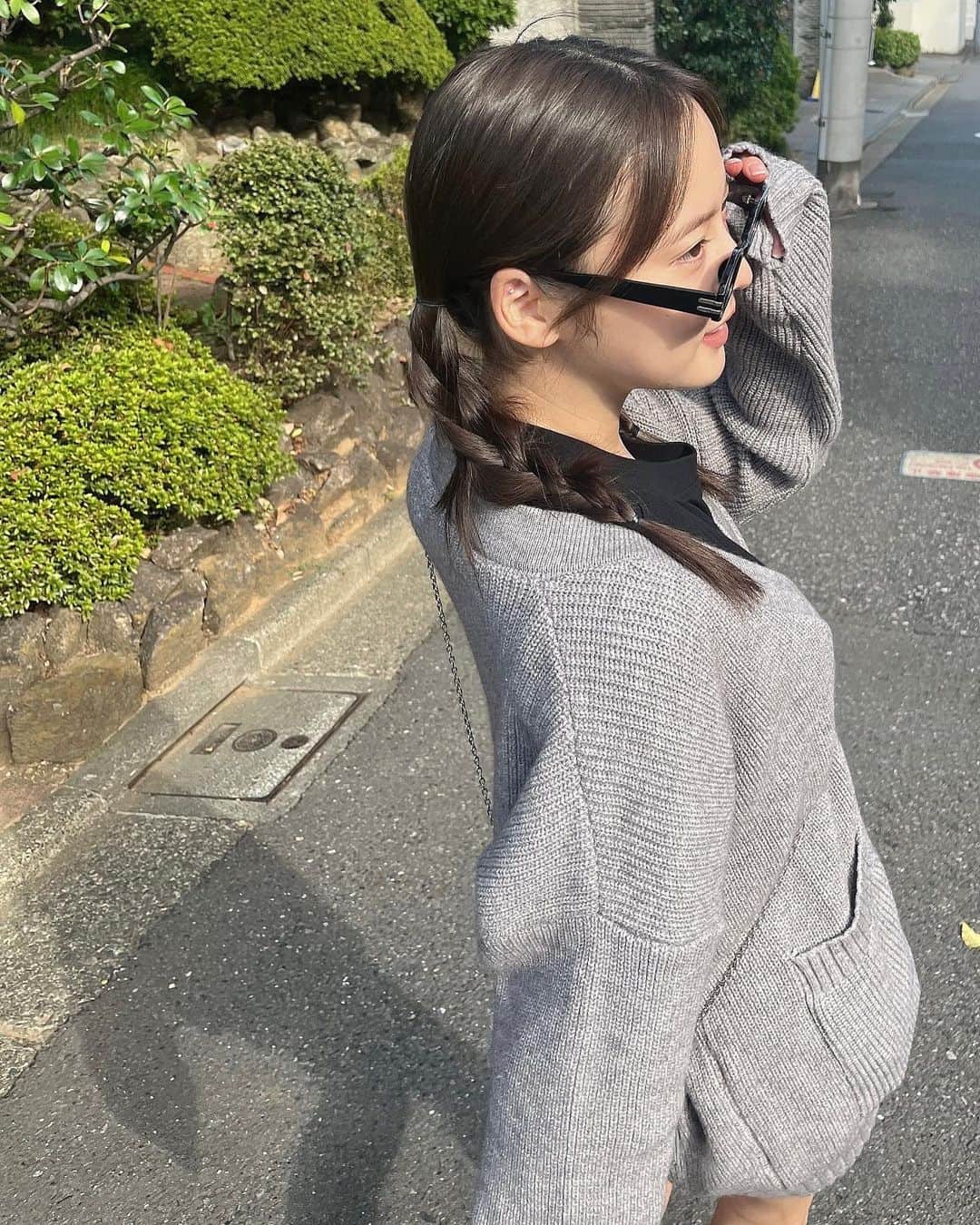 池上紗理依のインスタグラム：「三つ編みがまいぶーむ👧 ちょろちょろ出ちゃう短い髪の毛はどうしたらいいのだろう。? 知ってる方いたらおしえてえええ🥹 （ふくらはぎがししゃもさん…）」