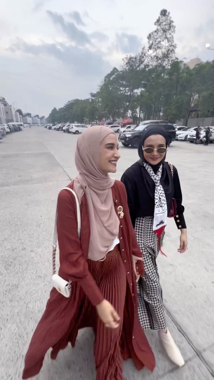 Zaskia Sungkarのインスタグラム：「Sisaaaa kemarin @zaskiasungkarjakarta dan @shibyshireen di jmfw 🤍🤍🤍 Jadilah bikin reels di parkiran 😂🤍」