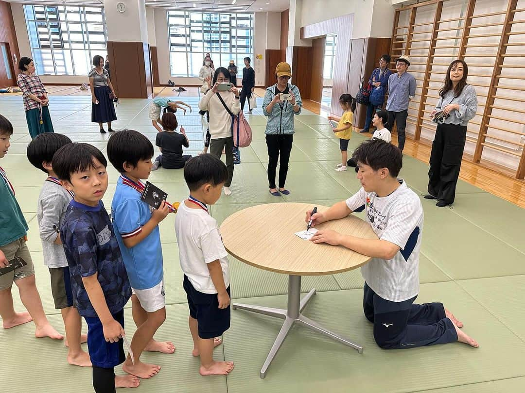 田原直哉さんのインスタグラム写真 - (田原直哉Instagram)「自身初めてメインを務めた体操教室イベントが無事に終了いたしました。 定員を大きく超える応募ありがとうございました。初めての試みでしたが怪我人を出すこともなく子供達の笑顔と共に無事終えることができホッとしています。この春に現役を引退し、これからどう生きていくのか、何に情熱を注ぐのか模索している中でこういった機会を頂いたアシックス様には感謝の気持ちでいっぱいです。子供達のキラキラした目は素敵ですね☺️これからもこのような活動を継続できればと考えていますので興味ある企業様、自治体様いらっしゃいましたらご一報いただけると幸いです。みんな楽しんでくれたかな？ ※参加者様の許可を得て写真を掲載させていただいております。 #田原直哉 #体操教室 #セカンドキャリア #ピーウォッシュ #アシックススポーツファシリティーズ #東急コミュニティー共同事業体」10月21日 15時58分 - naoya.tabara