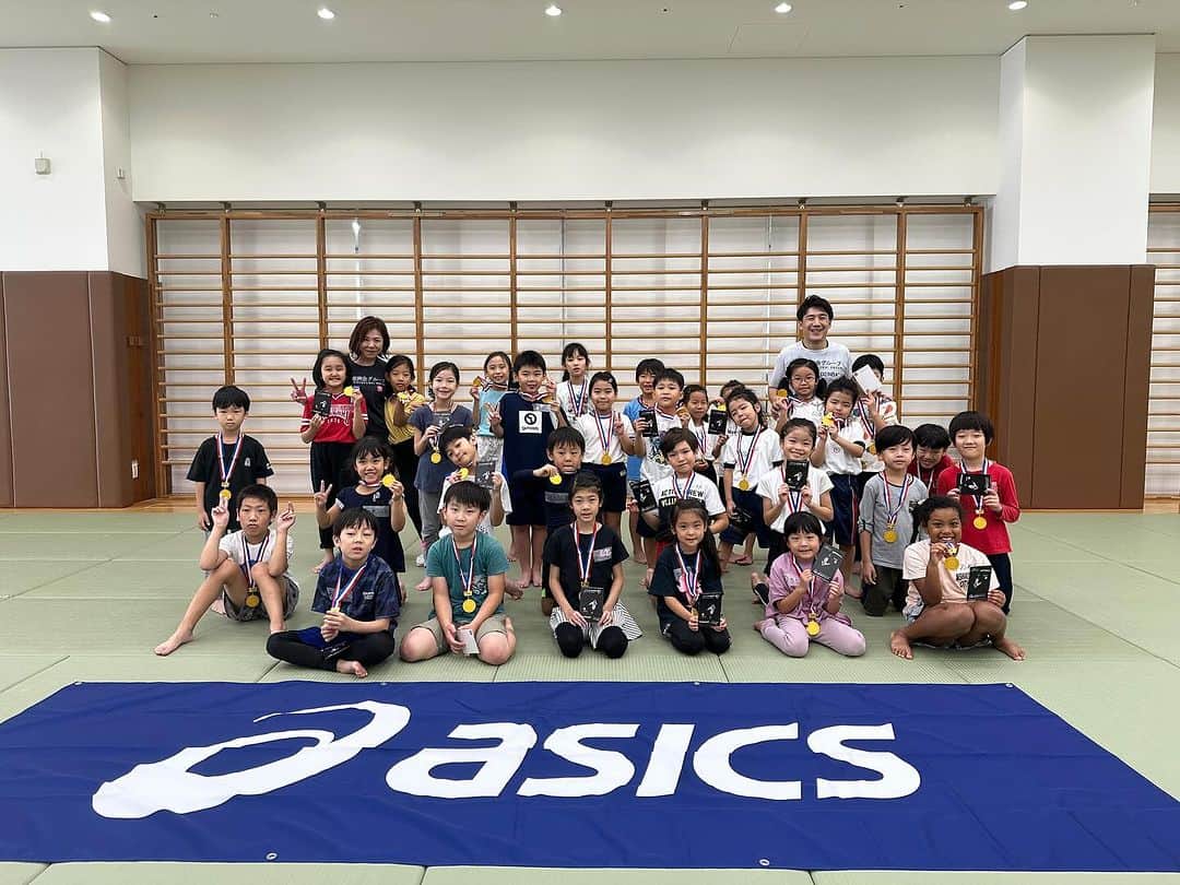 田原直哉のインスタグラム：「自身初めてメインを務めた体操教室イベントが無事に終了いたしました。 定員を大きく超える応募ありがとうございました。初めての試みでしたが怪我人を出すこともなく子供達の笑顔と共に無事終えることができホッとしています。この春に現役を引退し、これからどう生きていくのか、何に情熱を注ぐのか模索している中でこういった機会を頂いたアシックス様には感謝の気持ちでいっぱいです。子供達のキラキラした目は素敵ですね☺️これからもこのような活動を継続できればと考えていますので興味ある企業様、自治体様いらっしゃいましたらご一報いただけると幸いです。みんな楽しんでくれたかな？ ※参加者様の許可を得て写真を掲載させていただいております。 #田原直哉 #体操教室 #セカンドキャリア #ピーウォッシュ #アシックススポーツファシリティーズ #東急コミュニティー共同事業体」