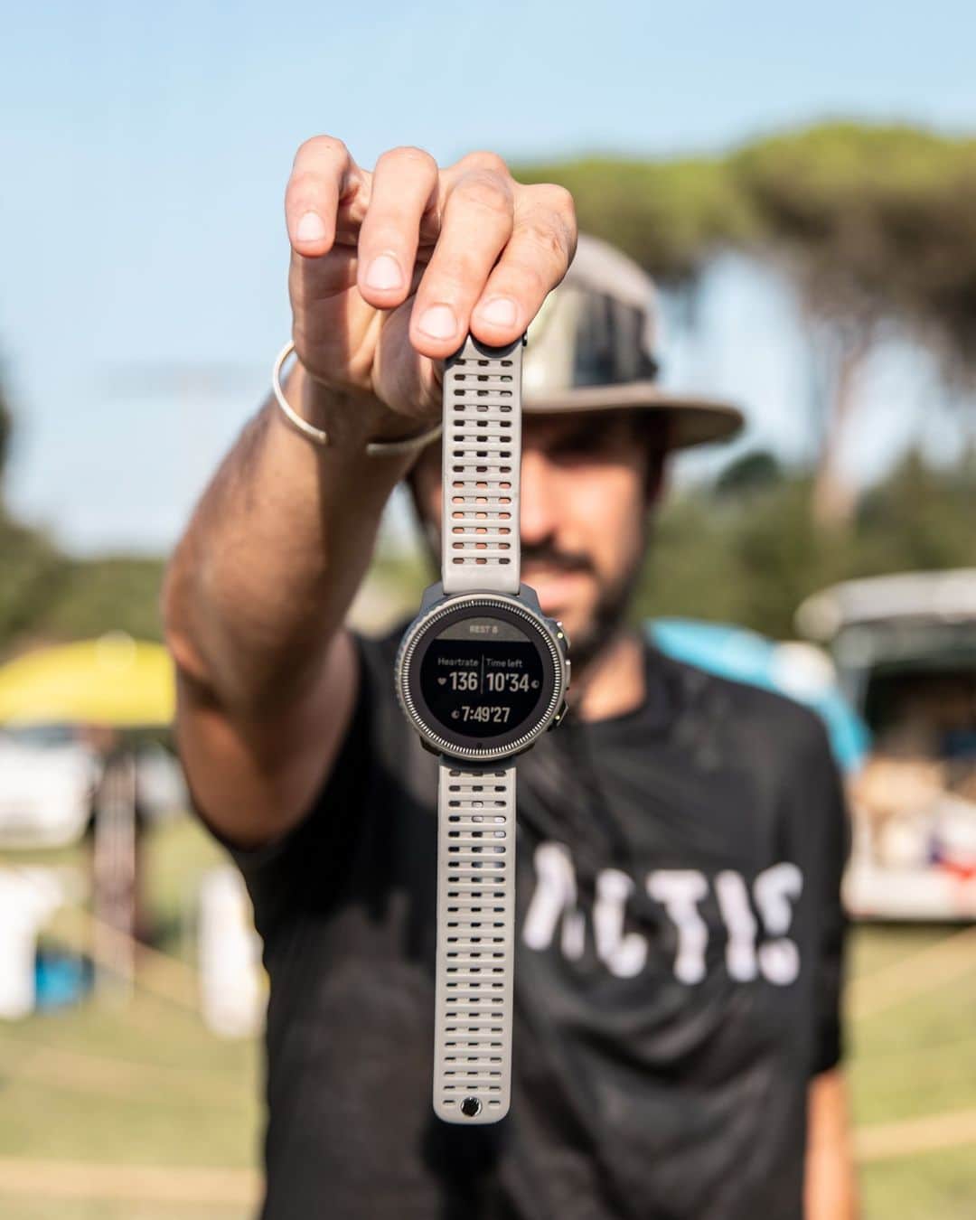 のインスタグラム：「There’s no finish line in sight in a Backyard Ultra – and exactly that is the beauty of the event!⁣ ⁣ The Backyard Ultra concept was started in 2011 and has since spread all around the world. The idea is simple: run a 6,7 km lap every hour until there is only one participant left. (That 6,7 km/h pace is the pace needed to cover 100 miles in 24 hours.)⁣ ⁣ If you are up for a Backyard Ultra yourself, make sure to use SuuntoPlus Backyard Ultra sport app on your Suunto. It will give you key info, like the lap distance and remaining time until the start of the next lap.⁣  Our friends in Girona got together for Gina Backyard Ultra last weekend for some impressive runs and overall good times!⁣ ⁣ 📷 @rsalanova⁣ ⁣ #GinaBackyard @klassmark⁣ #BackyardUltra #Ultrarunning⁣ #SuuntoRace #SuuntoVertical⁣ #AdventureStartsHere」