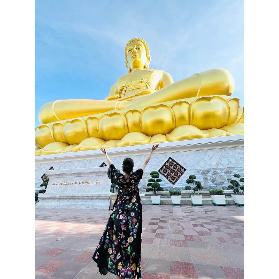 穐田和恵さんのインスタグラム写真 - (穐田和恵Instagram)「Thailand🇹🇭タイ紀行 オフが一日だけあったので観光してきました！  ・ワットパクナム🛕 歴史ある王室寺院。幻想的な空間。絵みたいに綺麗で壮大で圧倒されました！  ・ワットポー 古くからある王宮寺院。仏像様のサイズが異次元に大きい！  ・マクドナルドのドナルドがコップンカーしてて可愛かった🙏  ・ソンブーンのプーパッポンカリー🦀蟹とふわふわ卵が絶品！小泉元首相も訪れたみたいです。  ・夜市のマンゴースムージーが濃厚で美味🥭  またタイに行きたいな🥰  #タイ #thai #thailand #thaifood #タイ観光」10月21日 16時02分 - kazue.akita