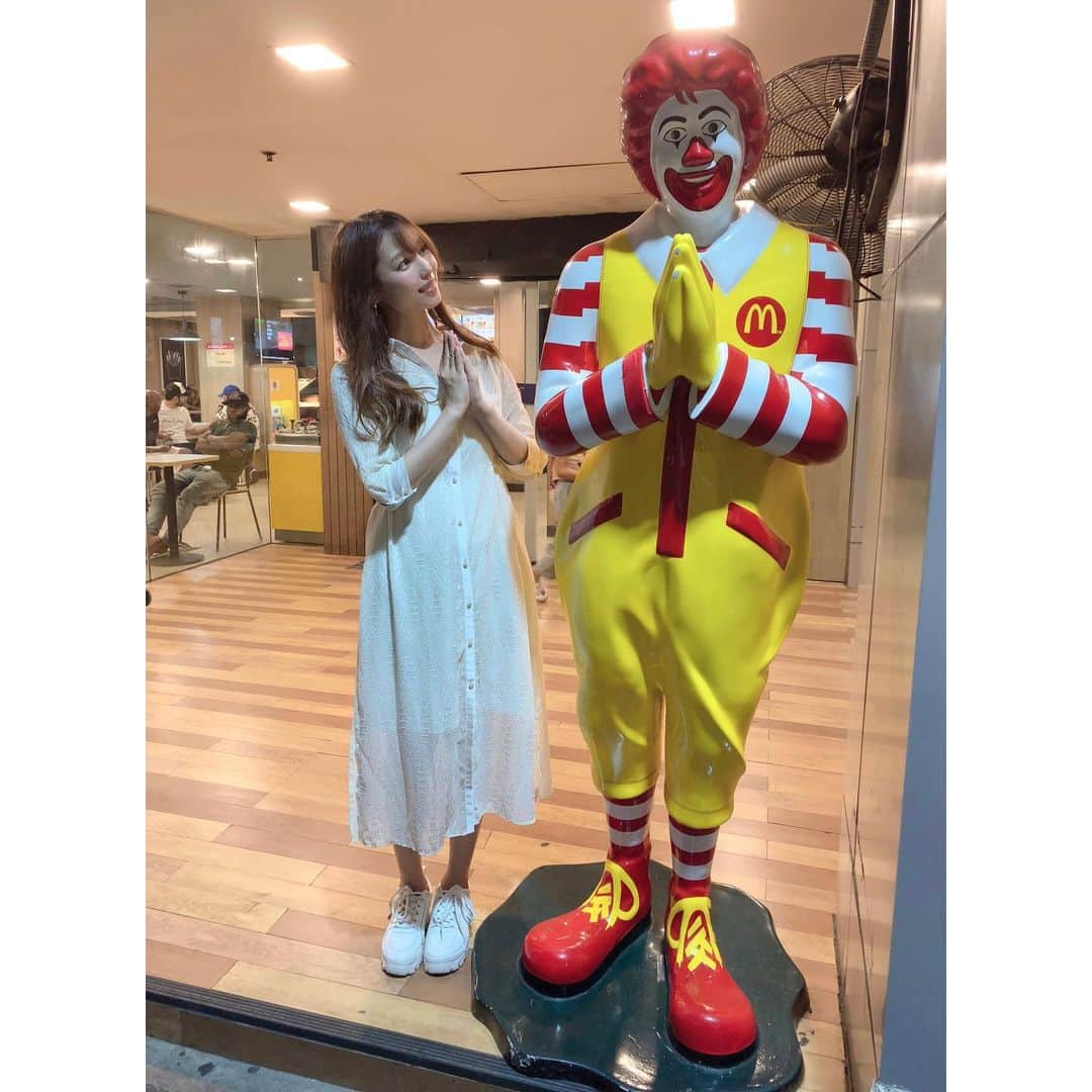 穐田和恵さんのインスタグラム写真 - (穐田和恵Instagram)「Thailand🇹🇭タイ紀行 オフが一日だけあったので観光してきました！  ・ワットパクナム🛕 歴史ある王室寺院。幻想的な空間。絵みたいに綺麗で壮大で圧倒されました！  ・ワットポー 古くからある王宮寺院。仏像様のサイズが異次元に大きい！  ・マクドナルドのドナルドがコップンカーしてて可愛かった🙏  ・ソンブーンのプーパッポンカリー🦀蟹とふわふわ卵が絶品！小泉元首相も訪れたみたいです。  ・夜市のマンゴースムージーが濃厚で美味🥭  またタイに行きたいな🥰  #タイ #thai #thailand #thaifood #タイ観光」10月21日 16時02分 - kazue.akita