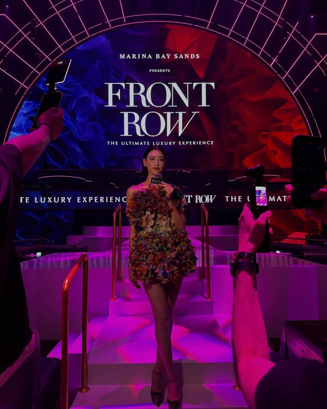 のインスタグラム：「-TOMO KOIZUMI-  シンガポールのマリーナベイサンズで行われた @tomokoizumi のショーへ🇸🇬  一度ウェディングの撮影でドレスをお借りした時から 忘れられないでいたので 今回こうして見させていただけて とても光栄でした。  過去と現在の融合 トモさんの創り出すドレスたちが シンガポールの優雅でオリエンタルな雰囲気と交わり 新たなものを生み出したのではないかと感じたショーでした。  ドレスだけでなくトモさん自身が そこに共に居たオーディエンス、スタッフ 皆さんに愛されているのを感じ取ることが出来て その人自身の内面がその場の空気や クリエイティブを創り出すんだと思いました。  素晴らしい時間をありがとうございます。  #MarinaBaySands #theshoppesmbs #frontrowmbs @marinabaysands」