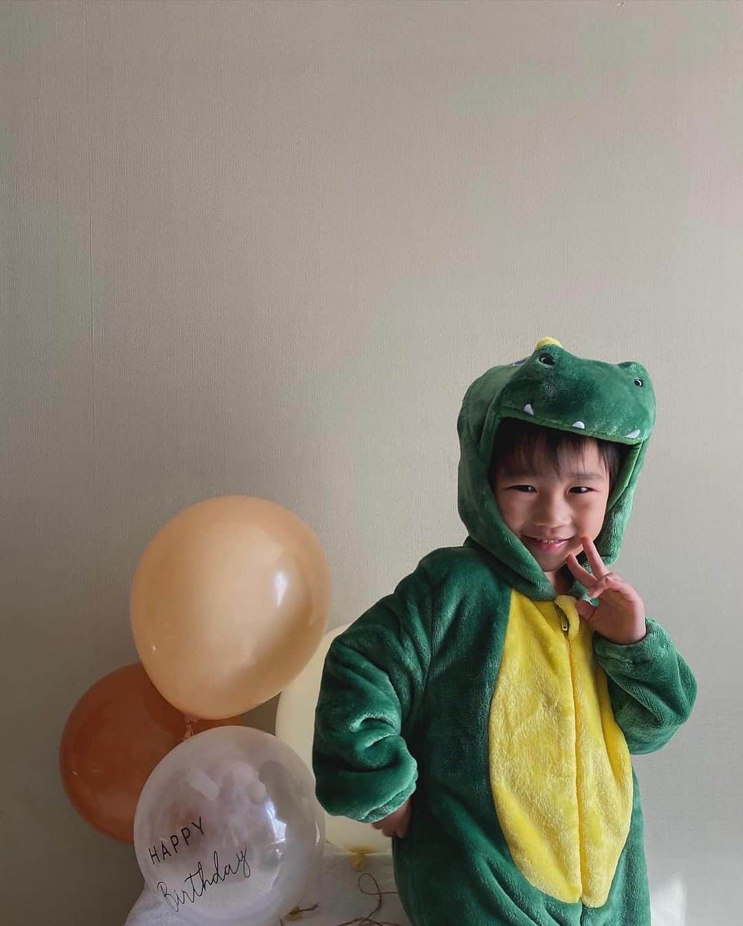 MAKI MIYAMOTO 宮本真紀さんのインスタグラム写真 - (MAKI MIYAMOTO 宮本真紀Instagram)「. HAPPY BIRTH DAY♡rema 4歳のお誕生日でした🦖🎂 . 口が達者過ぎて毎日喧嘩してるけど、私と妹のことが大大大好きなれま。笑　4歳も毎日元気に過ごせますように！👦🏻  ハロウィンも近いし仮装してみました🎃♡  #4歳誕生日 #4歳男の子 #バースデーケーキ」10月21日 16時06分 - makime_me_
