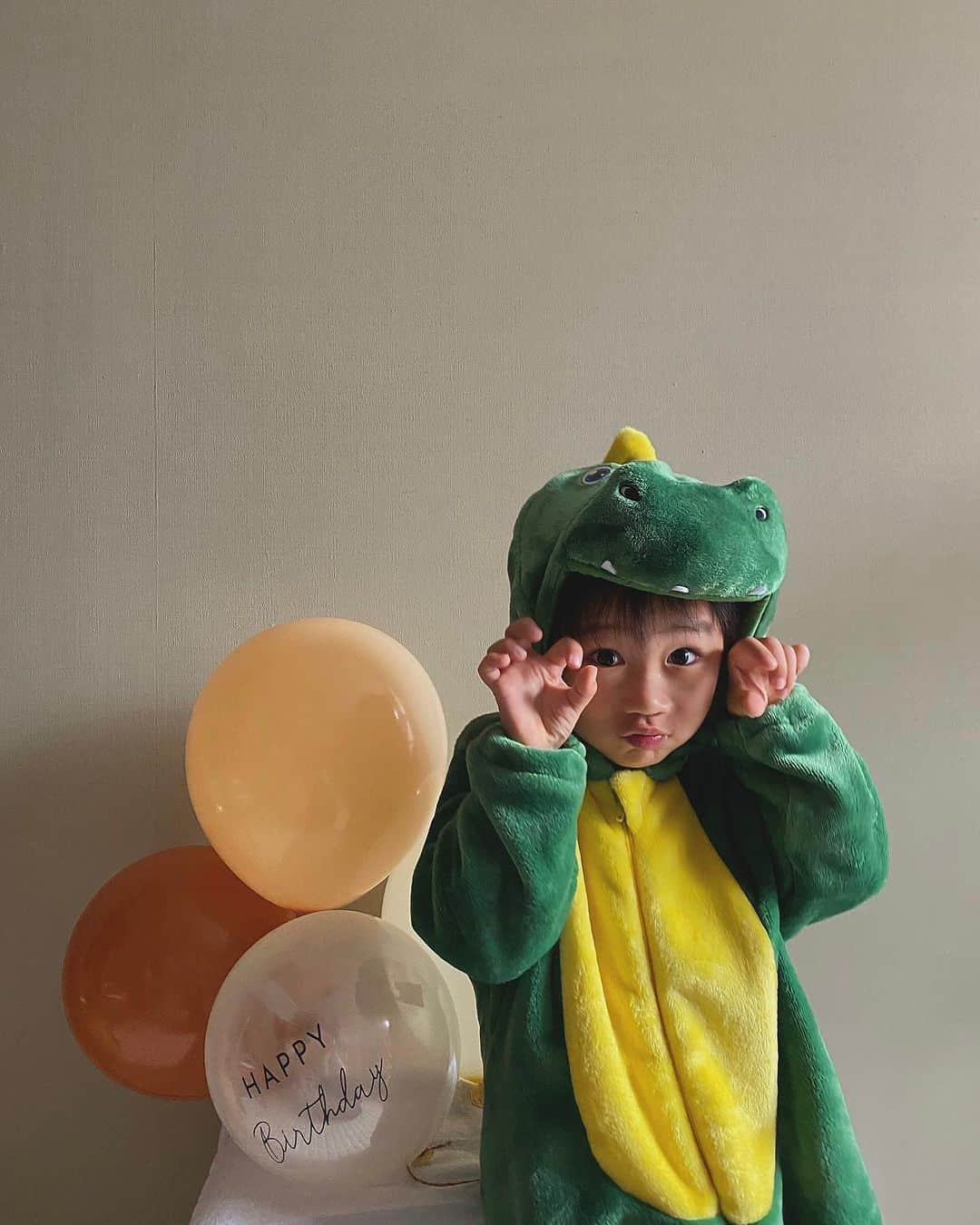 MAKI MIYAMOTO 宮本真紀のインスタグラム：「. HAPPY BIRTH DAY♡rema 4歳のお誕生日でした🦖🎂 . 口が達者過ぎて毎日喧嘩してるけど、私と妹のことが大大大好きなれま。笑　4歳も毎日元気に過ごせますように！👦🏻  ハロウィンも近いし仮装してみました🎃♡  #4歳誕生日 #4歳男の子 #バースデーケーキ」