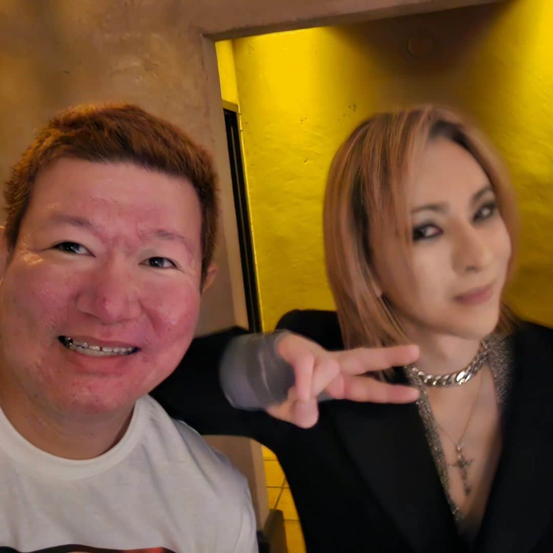 中園健士のインスタグラム：「ロサンゼルスのドルビーシアターにて X JAPANのYOSHIKIさんのコンサートの後に ホテルのバーで１人飲んでたら。。。。 通りすがった瞬間に 声掛け。。 最高のご褒美。。 「日本から来ました！ ニューヨークも行きます！ ディナーショー、ランチショーも めちゃくちゃ行きました！ ありがとうございます！」 と伝える事が出来ました。 あー！幸せ！  #yoshiki  #yoshikichannel  #yoshikiofficial  #yoshikiclassical  #yoshikihayashi  #yoshikiさんありがとう  #yoshikiさんに1日1回愛を届けよう  #yoshikixjapan  #yoshiki大好き」