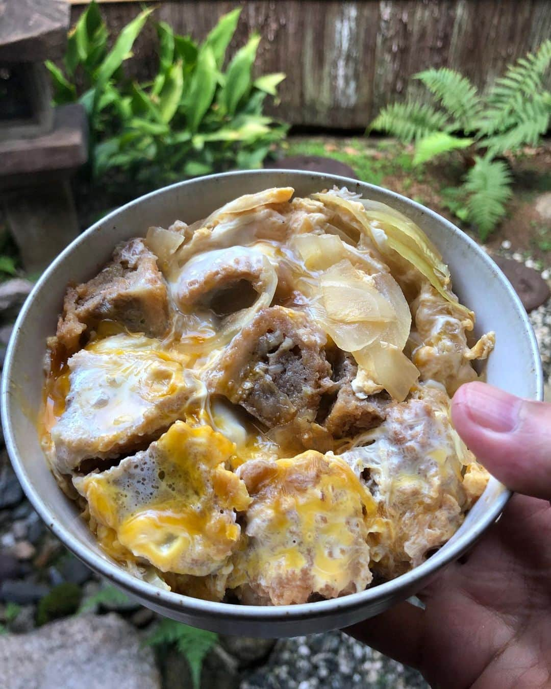 職人.comさんのインスタグラム写真 - (職人.comInstagram)「【フードレスキューにもなる簡単節約丼】  スーパーに行くとメンチカツやコロッケがたまに安くなっていたりしませんか？釈迦に説法かと存じますが、こちらを活用した簡単丼をご紹介させていただきます。  冷凍ご飯をチンしている5分の間に、カットしたメンチカツと玉ねぎを親子鍋に並べて、100mlの水と55mlほどの2倍濃縮めんつゆを入れ、蓋をして煮立たせます。煮立ったらメンチカツをひっくり返し、水とめんつゆを計量したカップに玉子を2個割り入れてざっくりと混ぜ、まず8割の玉子を親子鍋に入れ、蓋をして30秒、その間に丼にご飯をよそい、残り2割の玉子を加えて蓋をして10秒。わずか数分で完成です。  もう少し火を通そうかなぁの10秒手前で火を止めると良い感じのフワトロ具合になります。ぜひお試しくださいませ。  中村銅器製作所　親子鍋 https://www.shokunin.com/jp/nakamuradouki/oyako.html 青龍窯　どんぶり碗 https://www.shokunin.com/jp/seiryu/donburi.html  @shokunincom  #職人ドットコム #京都市 #上京区 #中京区 #西陣 #キッチン用品 #調理道具 #調理器具 #料理道具 #台所道具 #日本の手仕事 #民芸 #民藝 #器のある暮らし #焼き物 #中村銅器 #中村銅器製作所 #中村銅器製作所親子鍋 #中村銅器親子鍋 #青龍窯 #平清水焼 #平清水焼き #平清水焼のある暮らし #平清水焼青龍窯 #平清水焼の器 #メンチカツ丼 #フードレスキュー #フードレスキューレシピ #フードレスキュー隊 #簡単丼」10月21日 16時22分 - shokunincom