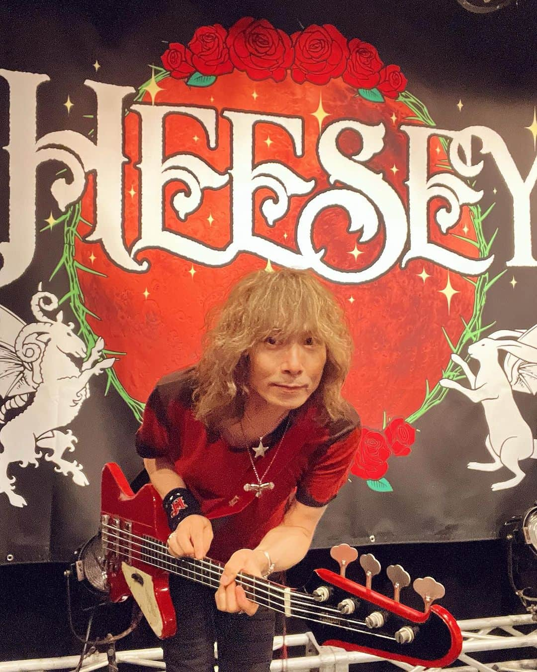 広瀬"HEESEY"洋一さんのインスタグラム写真 - (広瀬"HEESEY"洋一Instagram)「本日、新横浜New Side BeachにてHEESEY JAPAN TOUR 2023「RED COLORED WEEKEND 」遂に開幕です!! 先週末の名古屋・大阪公演の開催中止延期を経て、今日がこのツアーの初日ということなりまして、待望のツアースタートですぜ。 新曲やその他のセットリストもお楽しみに🎶🎶 コチラ、もうお馴染みのフラッグ前でセルフィ。 御来場のミナサマ、赤い週末を分かち合いましょう㊗️」10月21日 16時22分 - heesey0419