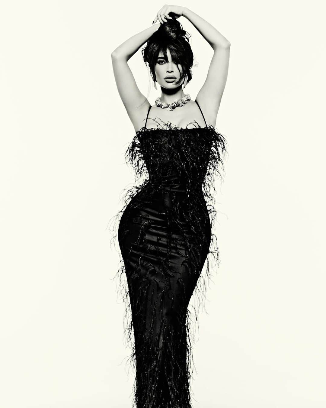 Vogue Italiaさんのインスタグラム写真 - (Vogue ItaliaInstagram)「@KimKardashian compie oggi 43 anni e #VogueItalia la celebra con il servizio di copertina del numero di luglio 2023, ritratta dal fotografo @RafaelPavarotti_ con lo styling di @Ibkamara. "Per me una cover di Vogue Italia è semplicemente iconica, era una delle copertine da fare una volta nella mia vita": così ci ha raccontato Kim durante una pausa sul set, dove ha condiviso con noi le sue icone di stile italiane, il viaggio ideale in Italia ma non solo: dai un’occhiata all’intervista esclusiva al link in bio.  Tanti auguri, Kim!  #VoguePeople」10月21日 16時30分 - vogueitalia