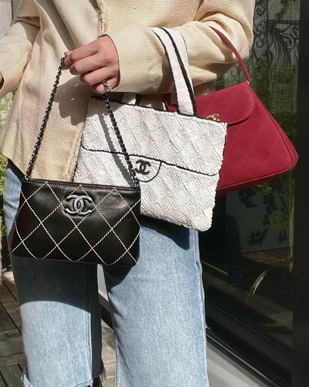 のインスタグラム：「Be attracted by the #Chanel mini bag👜💘  ▼Customer service English/Chinese/Korean/Japanese *Please feel free to contact us! *商品が見つからない場合にはDMにてお問い合わせください   ▼International shipping via our online store. Link in bio.  #tokyovintageshop #오모테산도 #omotesando #aoyama #表參道 #명품빈티지 #빈티지패션 #도쿄빈티지샵  #ヴィンテージファッション #ヴィンテージショップ #chanelvintage #chanel #vintagechanel #chanelclassic #chanellover #빈티지샤넬 #샤넬  #シャネル #샤넬클래식 #chanelmini」