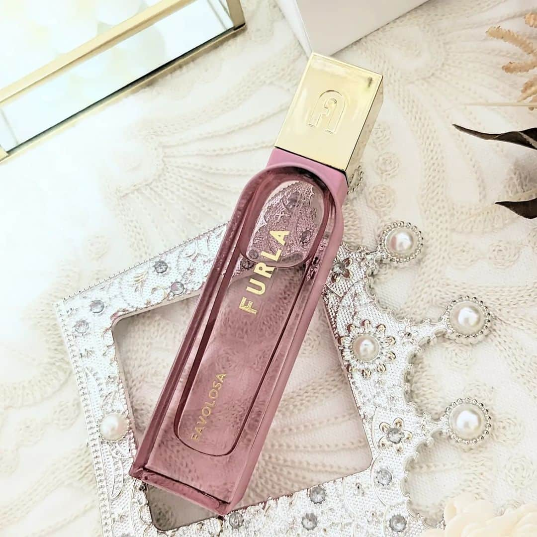 三宅裕子さんのインスタグラム写真 - (三宅裕子Instagram)「𝐅𝐔𝐑𝐋𝐀 FRAGRANCE COLLECTION  FAVOLOSA -ファヴォローザ-  魅力と喜びをもって 生きる女性のためのフレグランス 💐 ピンク色のボトルが可愛すぎる☺️🩷🩷  香りはフローラルグリーン♡ さっぱりとした柑橘系に お花の甘い香りが 程よいバランスで  とても好きな香り👌🏻´-  TOP：グレープフルーツ、グリーンマンダリン、 タジェット MIDDLE：ピオニー、マグノリア、ジャスミン LAST：ORCANOX™、ソーラーウッド、 ホワイトムスク 10.30.100ml 展開🐰  私は30mlを持ってるんだけど 持ち歩きもしやすくて おすすめだよ✨  PR @u.fragrance.beauty #香水 #女子力 #香りフェチ #香水好きな人と繋がりたい #ブランド香水 #フルラ香水 #ufragrancebeauty #FURLA」10月21日 16時20分 - yuko_miyake