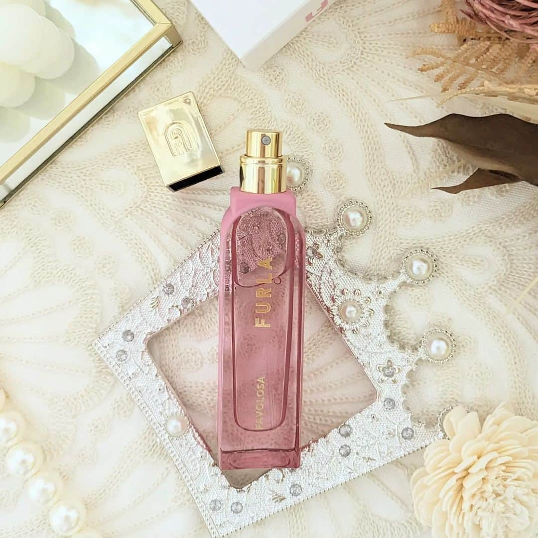 三宅裕子さんのインスタグラム写真 - (三宅裕子Instagram)「𝐅𝐔𝐑𝐋𝐀 FRAGRANCE COLLECTION  FAVOLOSA -ファヴォローザ-  魅力と喜びをもって 生きる女性のためのフレグランス 💐 ピンク色のボトルが可愛すぎる☺️🩷🩷  香りはフローラルグリーン♡ さっぱりとした柑橘系に お花の甘い香りが 程よいバランスで  とても好きな香り👌🏻´-  TOP：グレープフルーツ、グリーンマンダリン、 タジェット MIDDLE：ピオニー、マグノリア、ジャスミン LAST：ORCANOX™、ソーラーウッド、 ホワイトムスク 10.30.100ml 展開🐰  私は30mlを持ってるんだけど 持ち歩きもしやすくて おすすめだよ✨  PR @u.fragrance.beauty #香水 #女子力 #香りフェチ #香水好きな人と繋がりたい #ブランド香水 #フルラ香水 #ufragrancebeauty #FURLA」10月21日 16時20分 - yuko_miyake