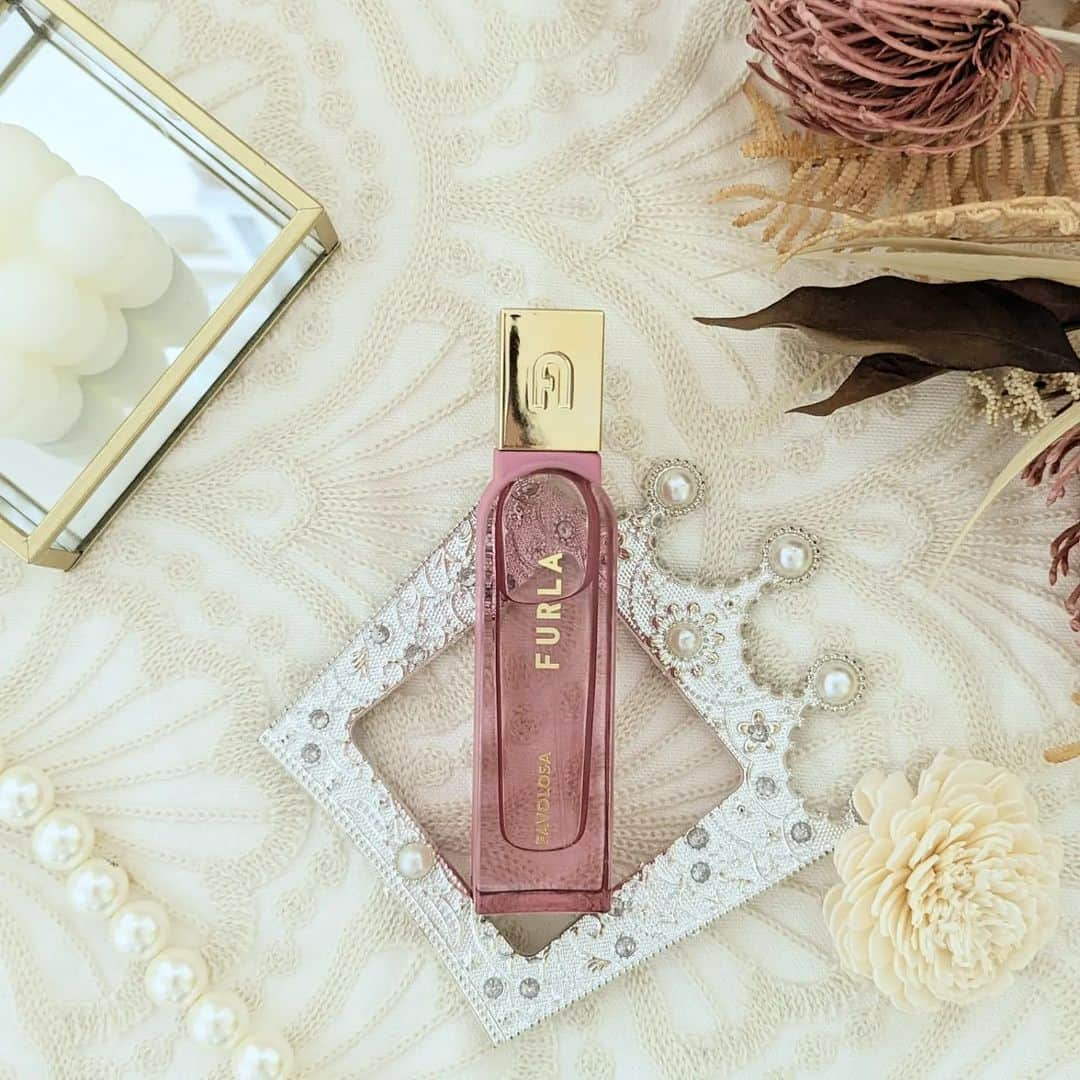 三宅裕子さんのインスタグラム写真 - (三宅裕子Instagram)「𝐅𝐔𝐑𝐋𝐀 FRAGRANCE COLLECTION  FAVOLOSA -ファヴォローザ-  魅力と喜びをもって 生きる女性のためのフレグランス 💐 ピンク色のボトルが可愛すぎる☺️🩷🩷  香りはフローラルグリーン♡ さっぱりとした柑橘系に お花の甘い香りが 程よいバランスで  とても好きな香り👌🏻´-  TOP：グレープフルーツ、グリーンマンダリン、 タジェット MIDDLE：ピオニー、マグノリア、ジャスミン LAST：ORCANOX™、ソーラーウッド、 ホワイトムスク 10.30.100ml 展開🐰  私は30mlを持ってるんだけど 持ち歩きもしやすくて おすすめだよ✨  PR @u.fragrance.beauty #香水 #女子力 #香りフェチ #香水好きな人と繋がりたい #ブランド香水 #フルラ香水 #ufragrancebeauty #FURLA」10月21日 16時20分 - yuko_miyake