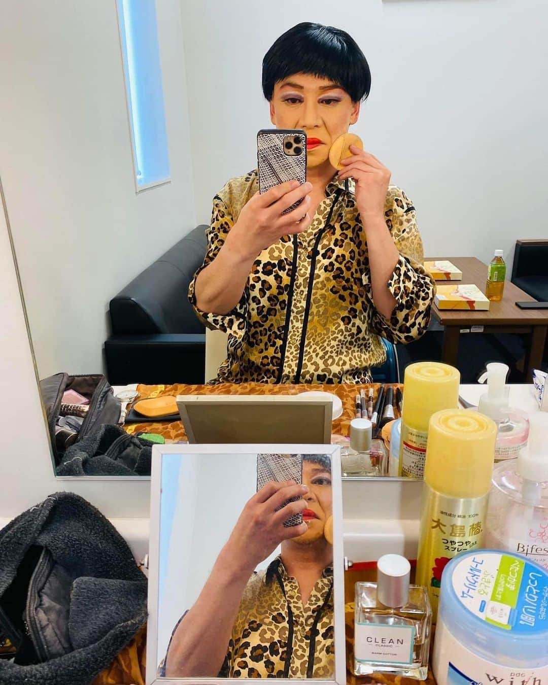 美川憲二さんのインスタグラム写真 - (美川憲二Instagram)「本日の　ステージ、無事終了よ〜😙🎤🎵🎵✨✨✨✨✨✨✨✨✌️  埼玉県　久喜総合文化会館、大ホールて💡💡💡  久喜市敬老大会、ゲスト出演でおまんちた😙✨✨✨✨✨⤴️⤴️⤴️  美川さん以外のものまねも  敬老会だから😅😃  五木ひろしさん、森進一さん、小林旭ん、吉幾三さん、郷ひろみさんのものまねで😙🎵🎵🎵💡💡💡  おじいちゃん、おばあちゃん  喜んでもらえわよー😃😄✌️✌️  あ〜ん❤️  良かったぁ⤴️ 良かったぁ😄⤴️⤴️ #久喜総合文化会館  #大ホール #敬老大会イベント  #生のステージ #無事終了 #美川憲一 #美川憲二 #ものまね」10月21日 16時20分 - mikawakenji