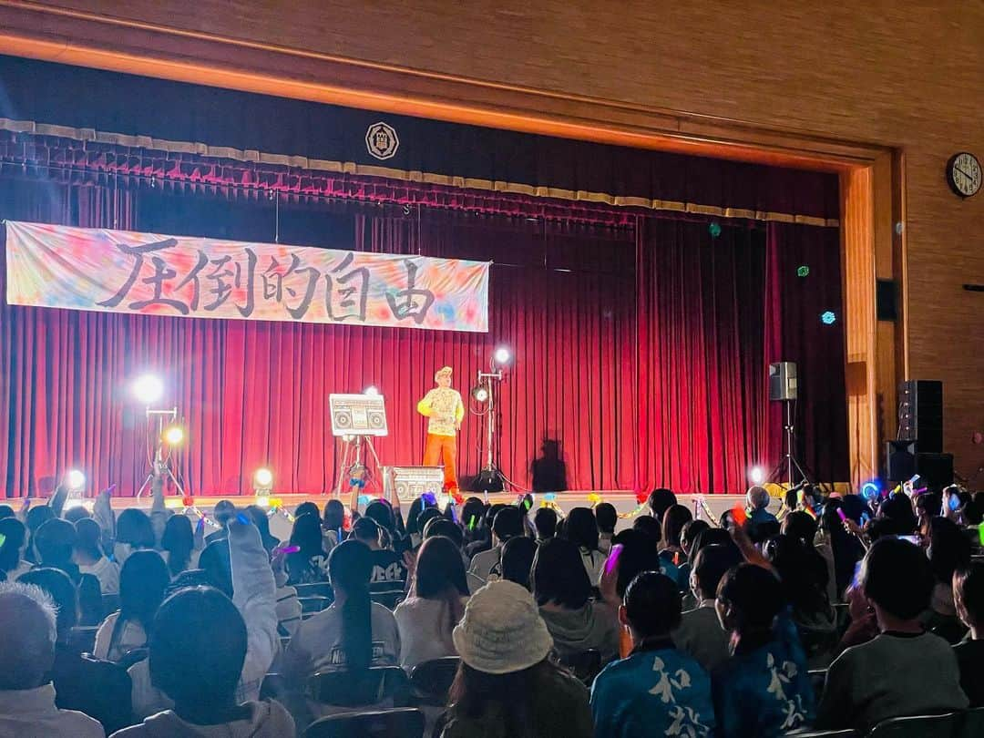 シオマリアッチのインスタグラム：「今日は聖和学園短期大学学園祭ありがとオーン!ございました😎🙌🏻  みなさんノリ良すぎでブチあがりました🔥🔥  一緒だったARASHISMのみなさん！みよこさんとはぴーろくライブぶりw  最高ォーン!でした✨✨  これからサンドさんの単独仙台公演へ向かいます💨💨」