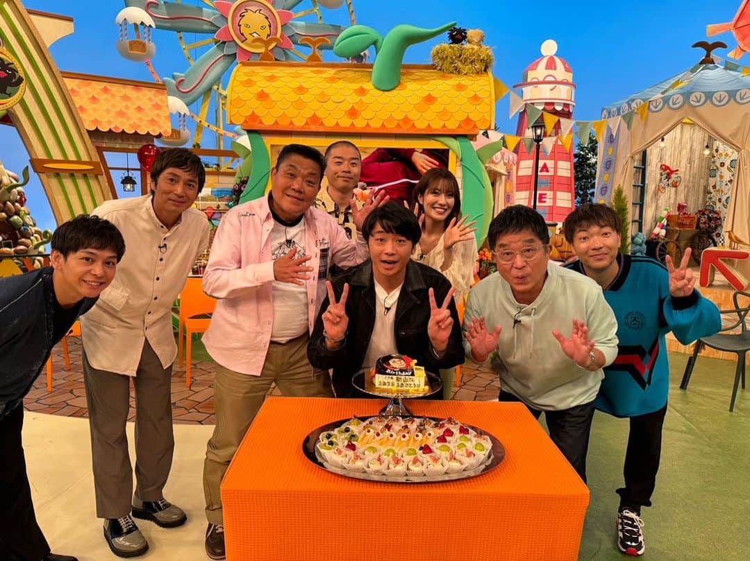 新山士彦のインスタグラム：「せやねんでお祝いしていただきました！！最高のケーキ！！！！ ありがとうございます！！！」