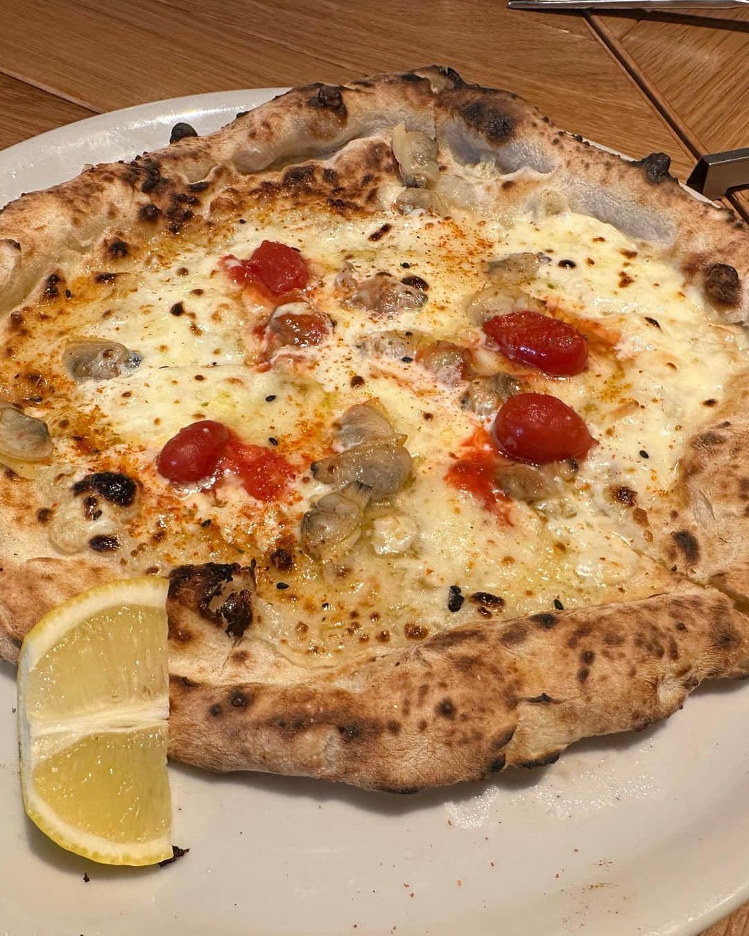 栗原友さんのインスタグラム写真 - (栗原友Instagram)「恵比寿にあるピザ屋さんマルモ。とても美味しかったので帰る前に次回の予約をしました。」10月21日 16時30分 - kuri__tomo