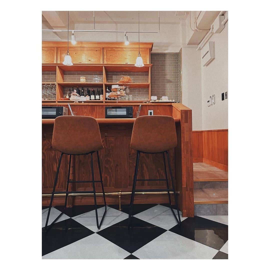 yori designerのインスタグラム：「☕️  雨宿りついでに 新しいカフェでお茶。  #パン屋さんのカフェ @cafe_tranquille  @boulangerie_louloutte」