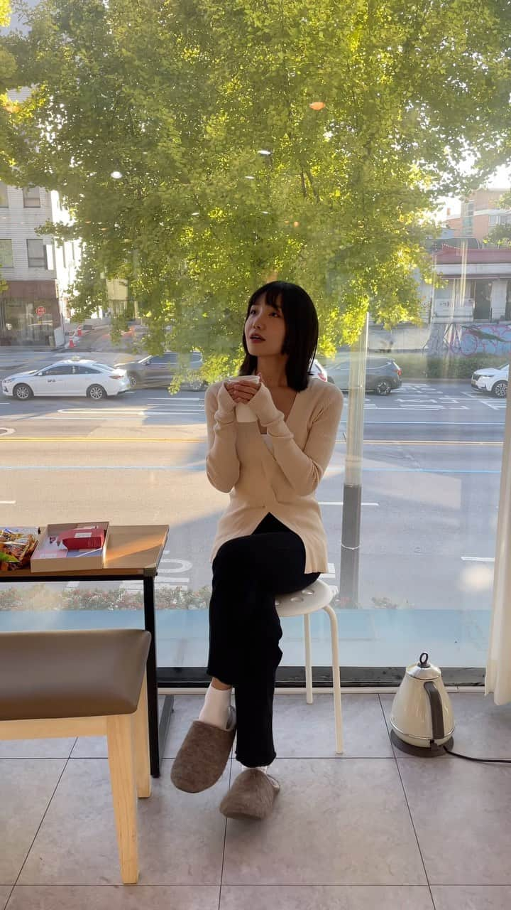 May J Leeのインスタグラム：「@ MOTIF CAFE 🫖 My day off 차 한잔 하실 분?」