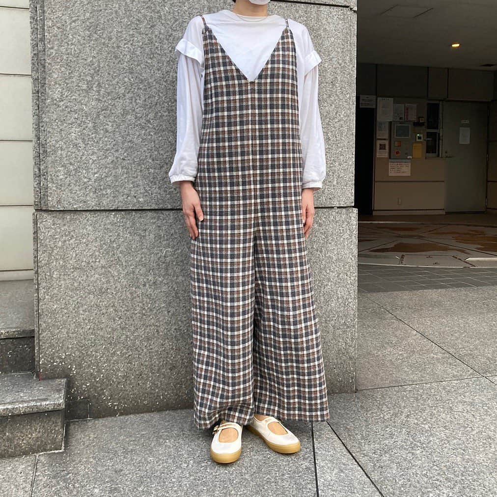 リンネルさんのインスタグラム写真 - (リンネルInstagram)「【ゆべしさん×SLACK×リンネル】 コラボシューズ大好評です✨  リンネル編集部でも毎日誰かがはいていて、そのコーデにもあうね！と大盛り上がりです☺️写真はとある日の編集部です〜  あまり考えなくても、すんなりと合わせられるので毎日はいてしまうのです。そして歩きやすい🥹（私は赤とベージュを購入しました♡茶色も欲しくなってます。デニムに合わせたい！！）  ゆべしちゃん　@yubeshi._.photo のインスタでも、私服コーデとの合わせがたくさん紹介されていますので、ぜひチェックしてくださいね！  購入はSLACKさんのインスタからチェックしてください✨ @slack_footwear   #ゆべし ちゃん #リンネル #SLACK #TOLTE #スニーカーコーデ」10月21日 16時34分 - liniere_tkj