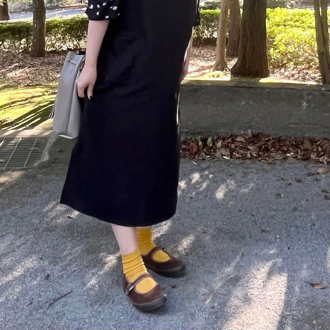 リンネルさんのインスタグラム写真 - (リンネルInstagram)「【ゆべしさん×SLACK×リンネル】 コラボシューズ大好評です✨  リンネル編集部でも毎日誰かがはいていて、そのコーデにもあうね！と大盛り上がりです☺️写真はとある日の編集部です〜  あまり考えなくても、すんなりと合わせられるので毎日はいてしまうのです。そして歩きやすい🥹（私は赤とベージュを購入しました♡茶色も欲しくなってます。デニムに合わせたい！！）  ゆべしちゃん　@yubeshi._.photo のインスタでも、私服コーデとの合わせがたくさん紹介されていますので、ぜひチェックしてくださいね！  購入はSLACKさんのインスタからチェックしてください✨ @slack_footwear   #ゆべし ちゃん #リンネル #SLACK #TOLTE #スニーカーコーデ」10月21日 16時34分 - liniere_tkj