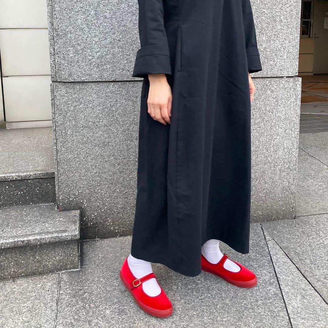 リンネルさんのインスタグラム写真 - (リンネルInstagram)「【ゆべしさん×SLACK×リンネル】 コラボシューズ大好評です✨  リンネル編集部でも毎日誰かがはいていて、そのコーデにもあうね！と大盛り上がりです☺️写真はとある日の編集部です〜  あまり考えなくても、すんなりと合わせられるので毎日はいてしまうのです。そして歩きやすい🥹（私は赤とベージュを購入しました♡茶色も欲しくなってます。デニムに合わせたい！！）  ゆべしちゃん　@yubeshi._.photo のインスタでも、私服コーデとの合わせがたくさん紹介されていますので、ぜひチェックしてくださいね！  購入はSLACKさんのインスタからチェックしてください✨ @slack_footwear   #ゆべし ちゃん #リンネル #SLACK #TOLTE #スニーカーコーデ」10月21日 16時34分 - liniere_tkj