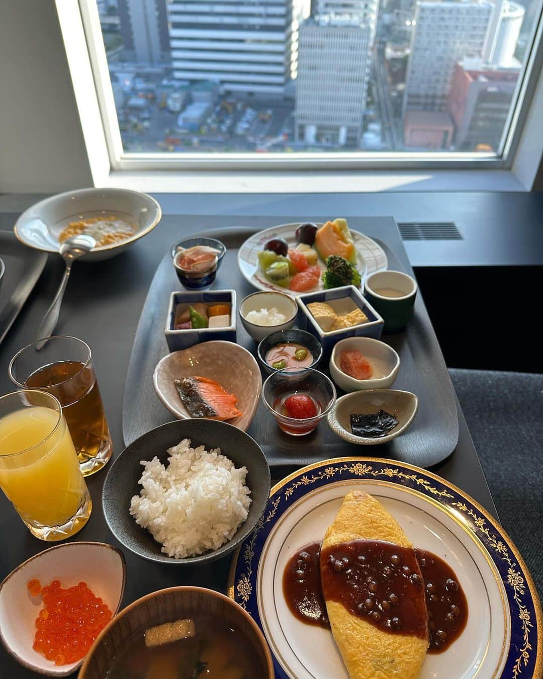 村上麻衣さんのインスタグラム写真 - (村上麻衣Instagram)「大阪のお宿は、 🏨ザ•プレデンシャルタワーズ ⁡ 中之島の駅直結なんですけど、 ここのラウンジでのお食事が美味しすぎました😭✨ ⁡ お仕事おわったあと、 ホテルの自由に使える専用ラウンジでイブニングのお料理を 大阪の夜景と共に楽しみました♡ ⁡ チキンのロール　レモンペッパー風味　バジルソース 生ハムとチーズのサラダ仕立て 海の幸のブイヤベース風 牛フィレ肉のポワレ　キノコソース すごい、本格的！😭 ⁡ フリードリンクなのでシャンパンやワインで乾杯🥂⸝⸝⸝✧✧ ⁡ （からの道頓堀でグリコポーズでした笑） ⁡ 朝食はバイキング形式でしたので、 いつもの「全部食べたい」⇦でた ⁡ ここはとにかく、和食が美味しかった！ ⁡ 豊かな甘みとコク、食感が魅力の新潟産プレミアム米「新之助」🌾 こぼれるほどのイクラや、 明太子で白米を食べ始めると止まりませんでした🐷  6枚目⇦わたし1人の朝食です‥😌 ⁡ あまりに食べすぎてお腹がはち切れそうになり そのあと着る予定の服が入らず‥ でも後悔していませんっ🥹⇦ ⁡ お仕事のためアフタヌーンティーは間に合わずで残念すぎました。 プールもあるみたいなので もしもまたの機会があれば、 1日しっかりと楽しんでみたいです🥰 ⁡ #大阪#大阪ホテル#osaka #ホテルラウンジ  #ホテル」10月21日 16時37分 - maimaisue