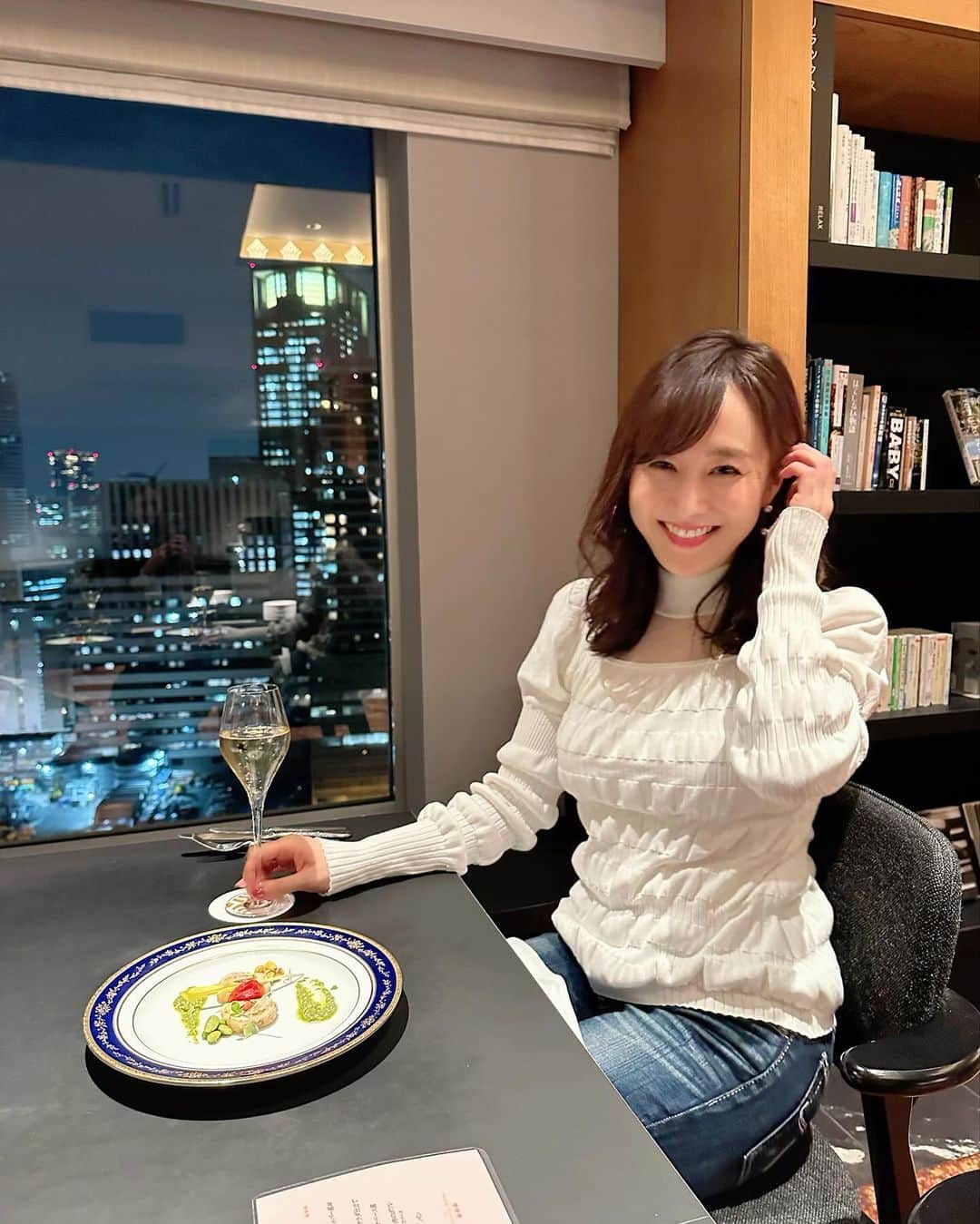 村上麻衣のインスタグラム：「大阪のお宿は、 🏨ザ•プレデンシャルタワーズ ⁡ 中之島の駅直結なんですけど、 ここのラウンジでのお食事が美味しすぎました😭✨ ⁡ お仕事おわったあと、 ホテルの自由に使える専用ラウンジでイブニングのお料理を 大阪の夜景と共に楽しみました♡ ⁡ チキンのロール　レモンペッパー風味　バジルソース 生ハムとチーズのサラダ仕立て 海の幸のブイヤベース風 牛フィレ肉のポワレ　キノコソース すごい、本格的！😭 ⁡ フリードリンクなのでシャンパンやワインで乾杯🥂⸝⸝⸝✧✧ ⁡ （からの道頓堀でグリコポーズでした笑） ⁡ 朝食はバイキング形式でしたので、 いつもの「全部食べたい」⇦でた ⁡ ここはとにかく、和食が美味しかった！ ⁡ 豊かな甘みとコク、食感が魅力の新潟産プレミアム米「新之助」🌾 こぼれるほどのイクラや、 明太子で白米を食べ始めると止まりませんでした🐷  6枚目⇦わたし1人の朝食です‥😌 ⁡ あまりに食べすぎてお腹がはち切れそうになり そのあと着る予定の服が入らず‥ でも後悔していませんっ🥹⇦ ⁡ お仕事のためアフタヌーンティーは間に合わずで残念すぎました。 プールもあるみたいなので もしもまたの機会があれば、 1日しっかりと楽しんでみたいです🥰 ⁡ #大阪#大阪ホテル#osaka #ホテルラウンジ  #ホテル」