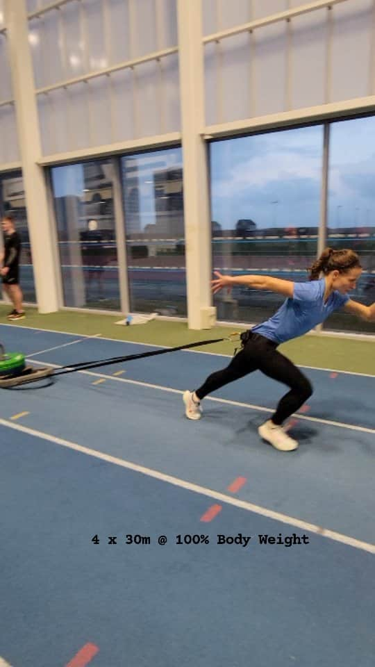 ゾーイ・クラークのインスタグラム：「Giving a bit of focus to our acceleration mechanics with this heavy sled session.  4x30m at 100% BW 4x30m at 80% BW 2x30m at 60% BW 2x30m Sprints from Tripod  Having the heavy sled helps slow things down so you can work on positions. As weight comes off the movement speeds up  #sled #sledpulls #sprintmechanics #sprint #sprinter  #trackandfield #athlete #sport #exercise #positions #accelerationmechanics #heavysled #training #wintertraining #trackandfield #athletelife #100m #200m #400m」