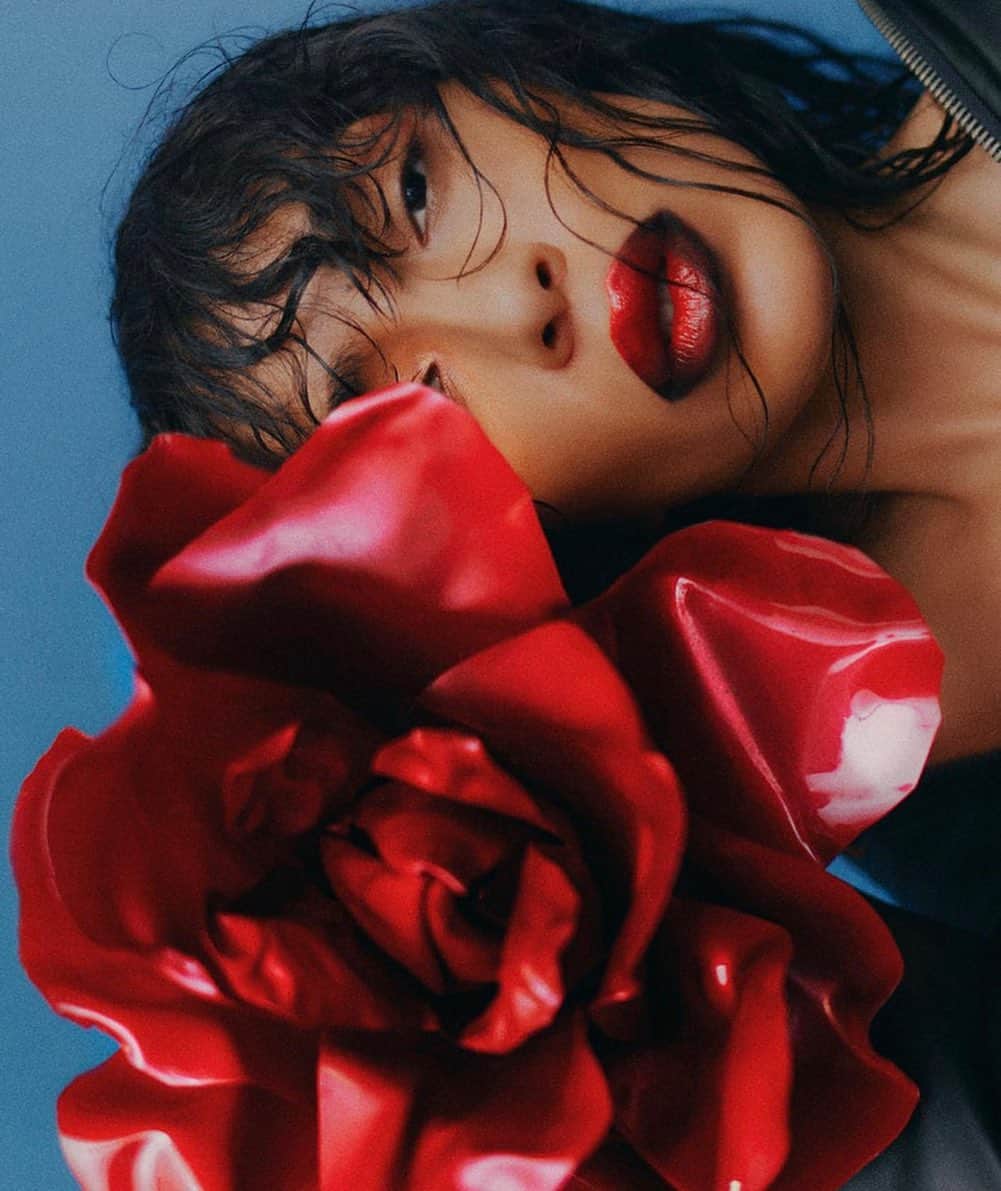 ロリーンのインスタグラム：「Flor roja  ⵣ @glamourspain   Editor: @gemahospido  Photography: @alvarogracia  Stylist: mapi HMUA: @yuremamakeupartist  @universalspain 🤍」