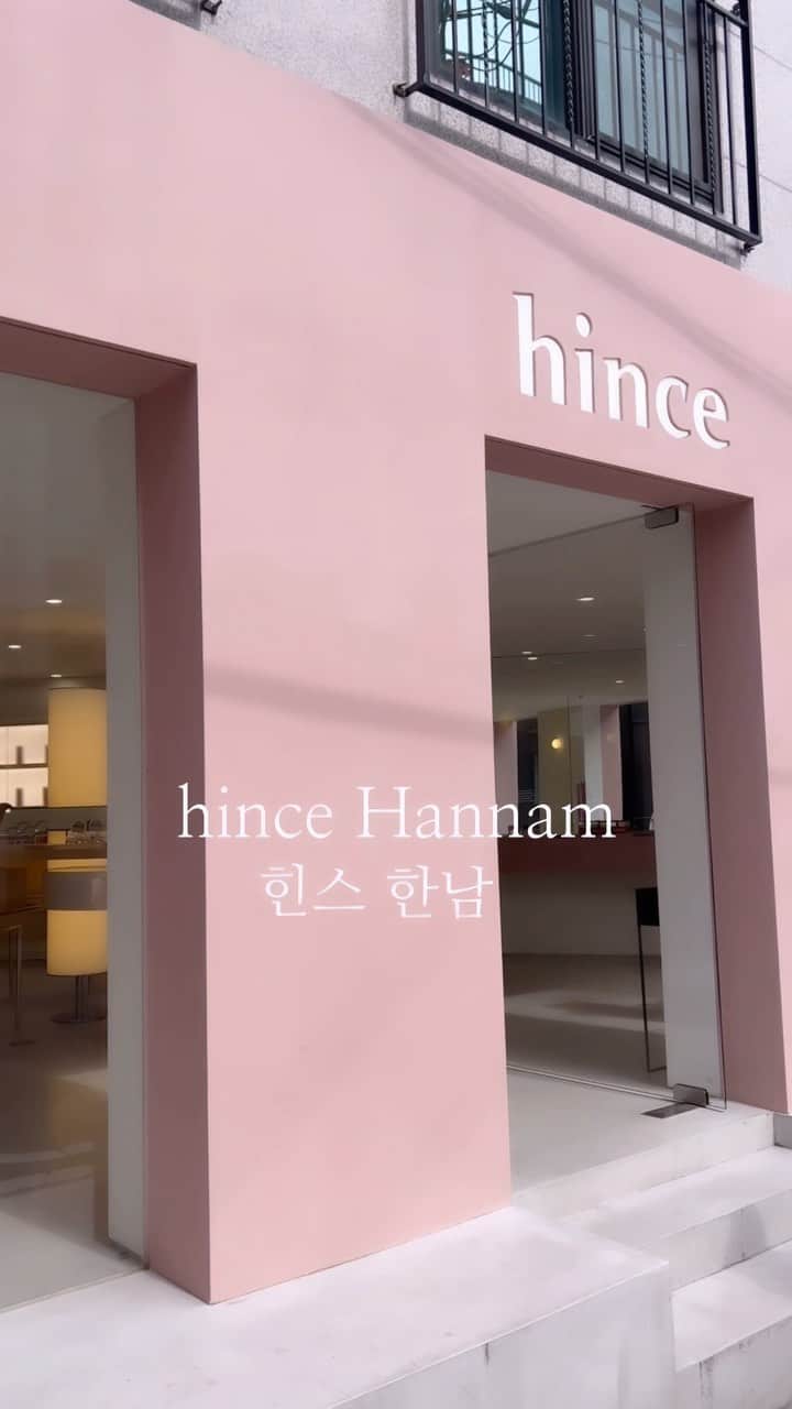一木美里のインスタグラム：「힌스 한남🩷  hince、ハンナムドンのお店。 今回のナナビューティーツアーで訪問しました💘ニュアンスカラーが美しくて メイクにグッとセンスを足してくれるブランド。皆さんと行けてよかった~🫶🏻💕  #hincehannam#힌스한남#ヒンス#韓国コスメ#NanaBeautyTour#nugu」