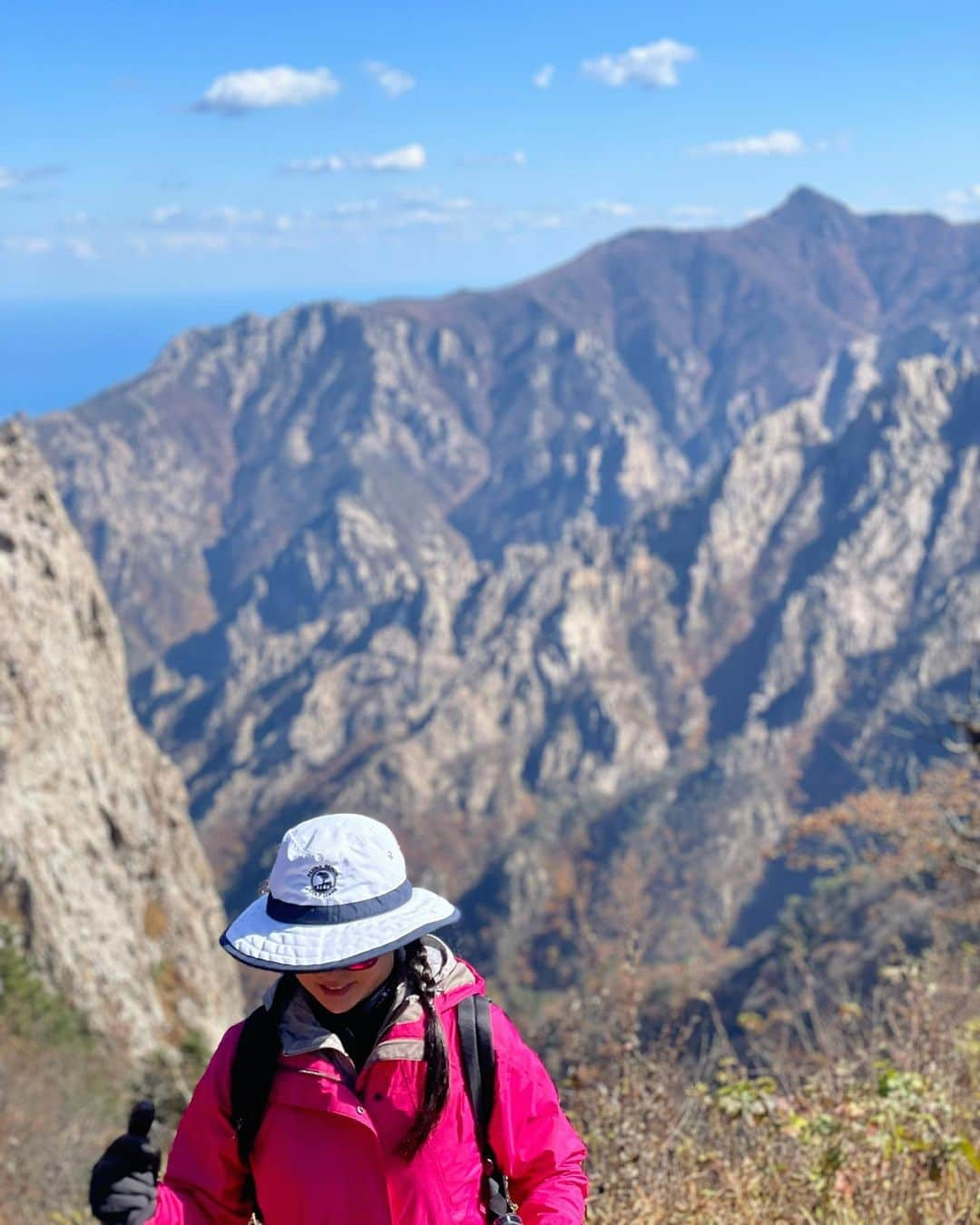 ユンチェヨンのインスタグラム：「-  등산화를 저세상으로 보내주고 온 단풍산행 ⛰️  (암벽등반에 관심있으신분들은 그전에 비선재->마등령 코스를 추천드립니다)  #설악산 #비선대 #마등령 #마등령삼거리」