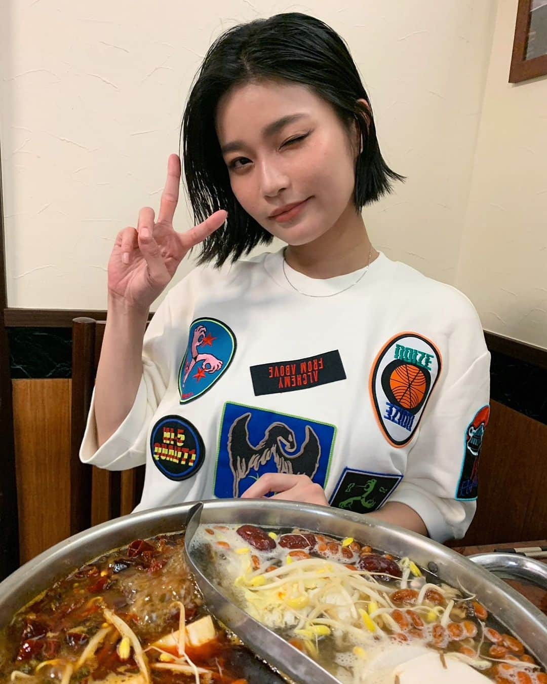 椿原愛のインスタグラム：「大好物の火鍋です。 寒くなってきて特に美味しいね🤤  このあと友人の父と飲んだんだけど、スナックに連れて行ってもらって凄く楽しかったです。  スナックでは昭和歌謡曲を歌います。💃  #火鍋」