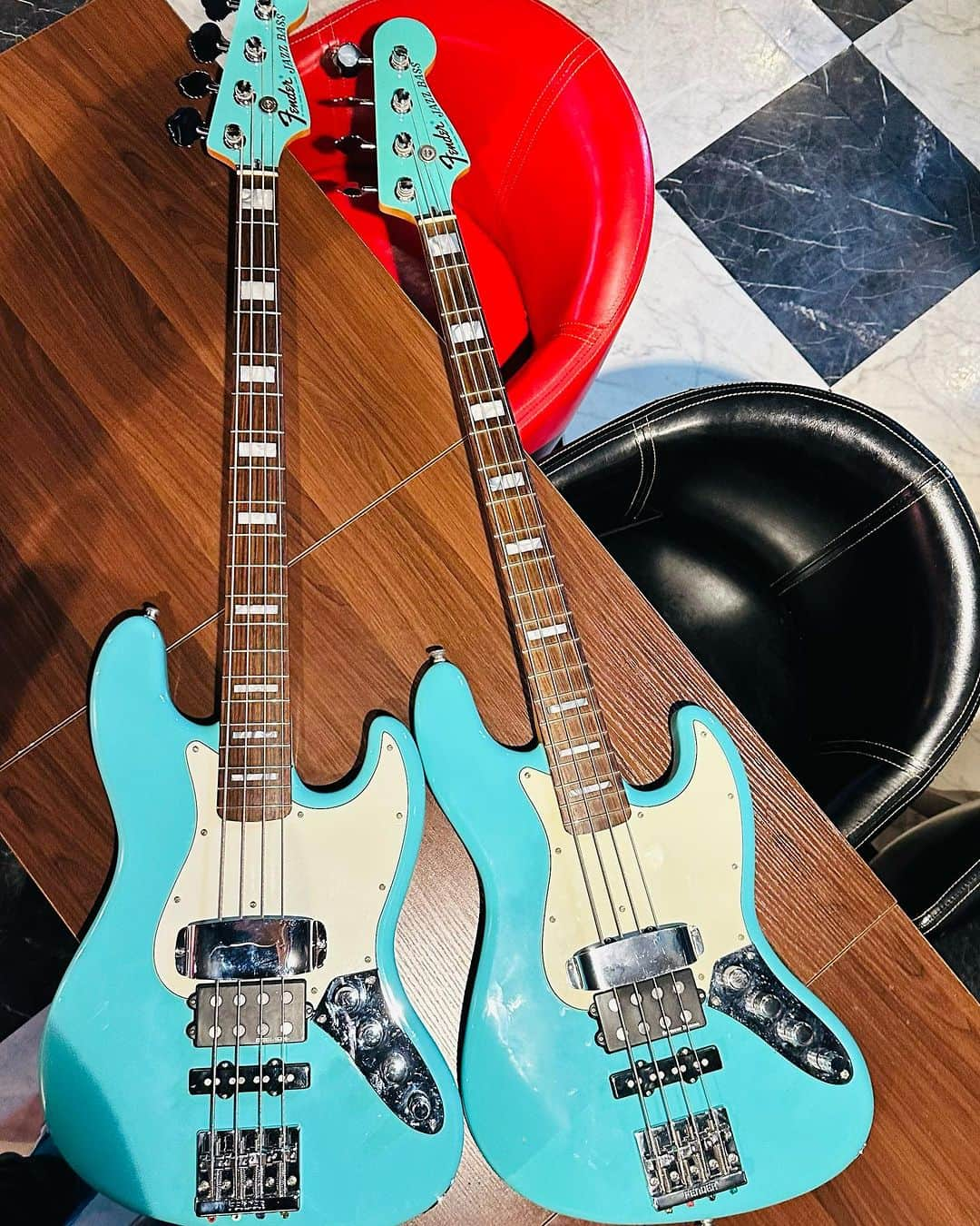 日野賢二のインスタグラム：「Thanx to my friends who bought my fender signature basses! I’m guilty of leaving my own bass @home once again! Thanx to Arima and Tori-k my rivals^_^!But I brought John Suhr’s Fender American Deluxe Precision Bass!!!でもアメデラ持ってきた〜^_^  今回また九州ツアーは手ぶら〜 ダチ達が僕のシグネチャー・モデル(ありマッチとToriーkさん (ライバル達))持ってるから、助かります^_^❤️ありがとう^_^❤️」