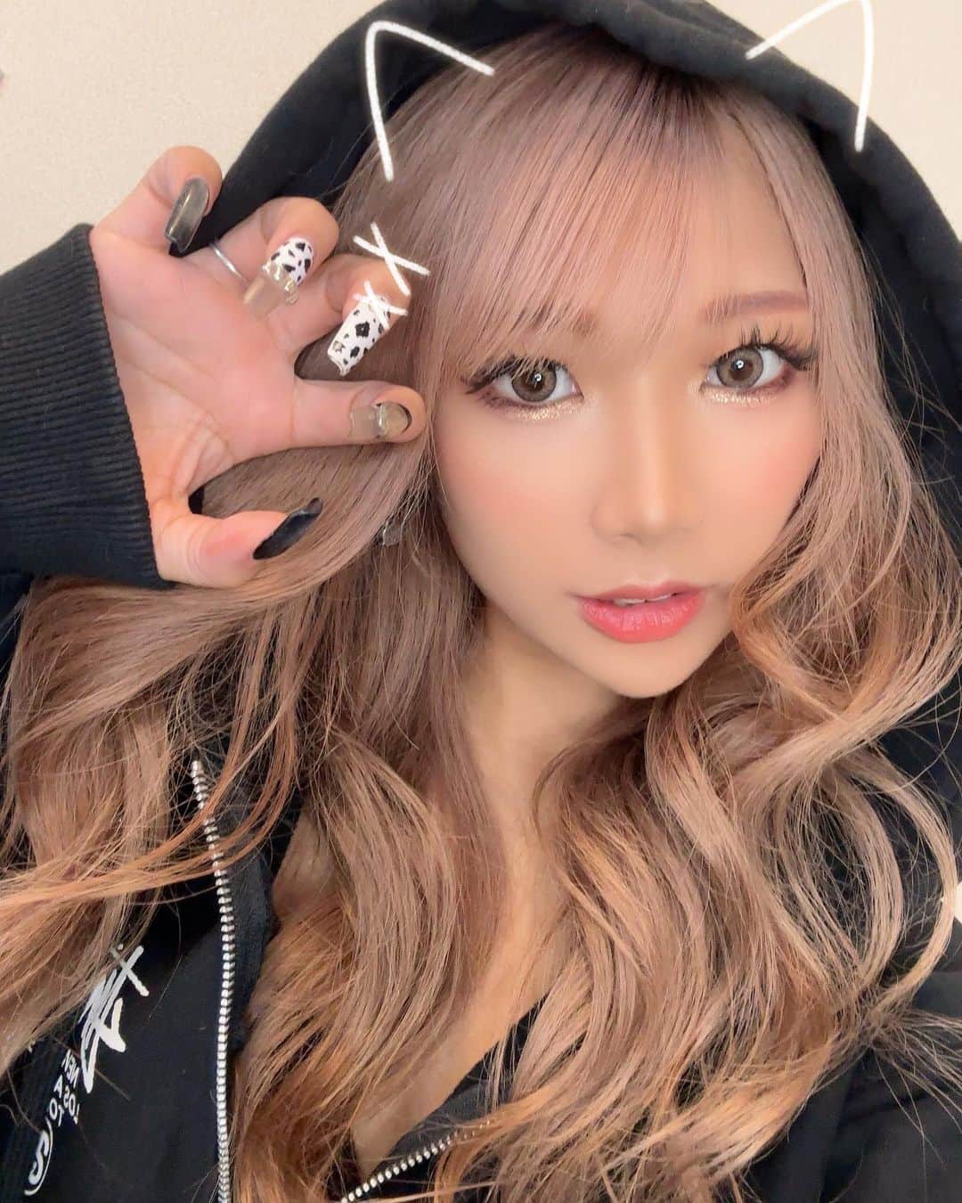高橋由真のインスタグラム：「ℍ𝔸ℙℙ𝕐 𝔹𝕀ℝ𝕋ℍ𝔻𝔸𝕐 𝕋𝕆 𝕄𝔼🧁  あっという間にお誕生日来ちゃった🙃❣️  色々悩みはあるけど、大好きな家族と友達と過ごせてる日々はとっても幸せです🕊️🫧 そして今年はみんなと会える機会が復活して、会いに来てくれた人との時間も幸せです🫶✨  家族、友人、応援してくれる人のおかげで幸せいっぱい🥰 いつもありがとうございます🙌🥹  35歳になっちゃったことに自分でもビックリだけど、年齢は経験値だと思ってますます楽しみます🧌💫  連絡やギフトくれたみんなありがとうう🥹♥️らぶ。  #誕生日 #birthday #ありがとう #ママ #男の子ママ  #🫶」
