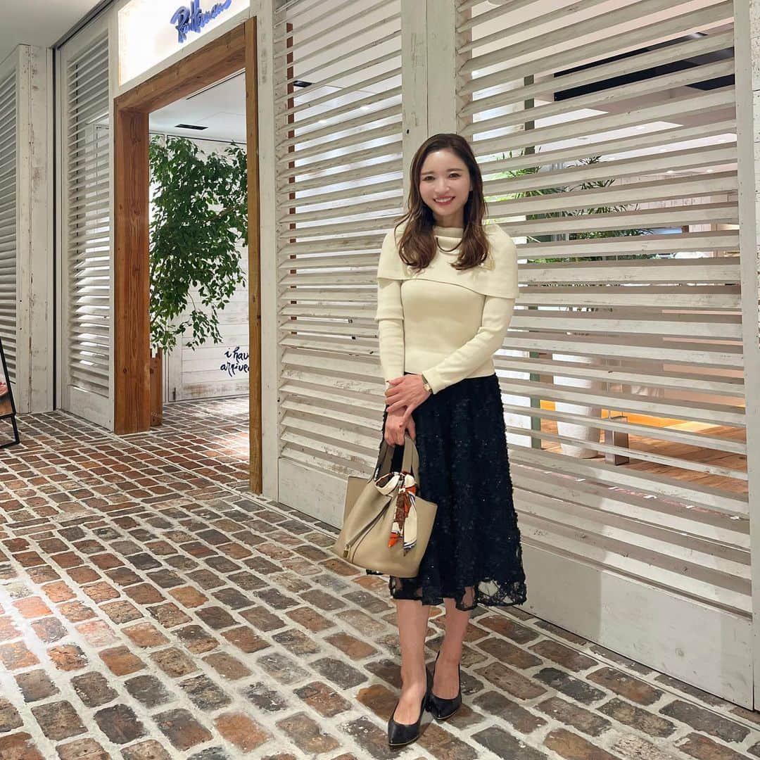 AriizumiEmaのインスタグラム：「コーディネート。 長袖ニットが着られる季節になりました❤️ ニットはブローチ付きなので、一目惚れ❤️  #tops @snidel_official  #skirt  @chesty #パンプス　@esperanza_official   ☑️ニット、バッグは楽天ルームに載せています。 ストーリーに楽天ルームのリンクを貼りました💕  #fashion#ootd#codinate#instafashion #コーディネート#アラフォー#アラサー#アラフィフ #大人コーデ #お仕事コーデ  #大人ファッション #大人可愛い #韓国ファッション#綺麗めコーデ#きれいめコーデ#カチューシャ#プチプラコーデ#50歳コーデ」