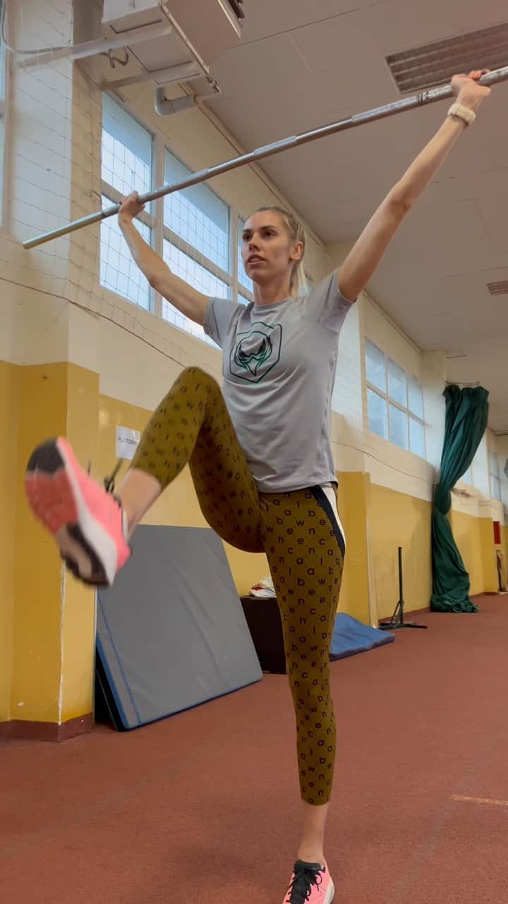 イガ・バウムガルトのインスタグラム：「A wy na tym treningu to tylko tak biegacie?🤔 Athletic training 🥵  #athlete #newbalance #biegamwnb #training #workoutoftheday #motivation #strength #office #runner   Wsparcie 🥰👉 @newbalance  @bydgoszcz.pl  @automobiletorino  @cwz_sport  @eliksirklinika  @bluemed_bydgoszcz_  @enanosalonlazienekbydgoszcz  @bks_bydgoszcz  @ministerstwo_sportuiturystyki」